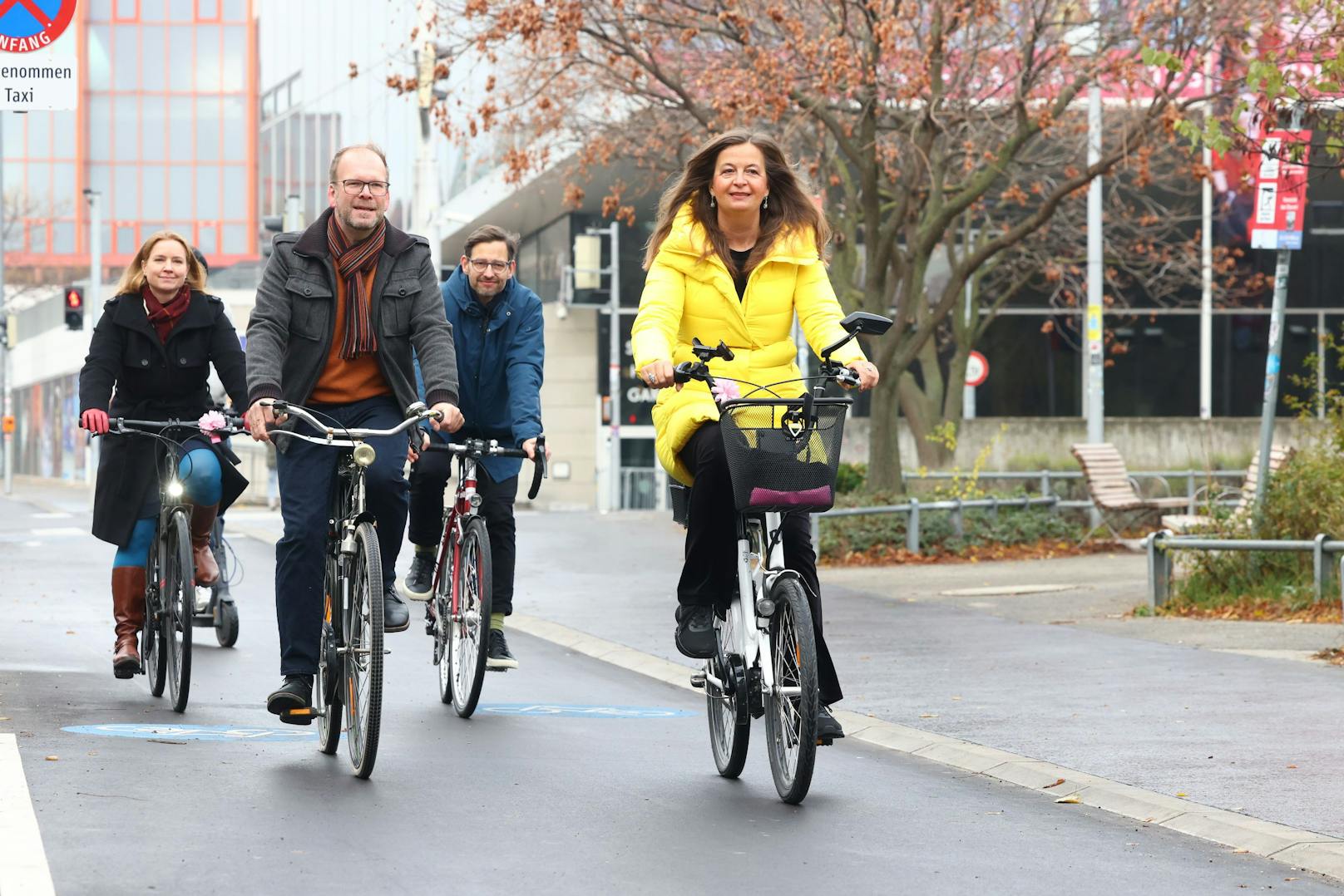 (v.l.n.r.) Angelika Pipal-Leixner, Dietmar Baurecht und Ulli Sima probierten den neuen Radweg aus.