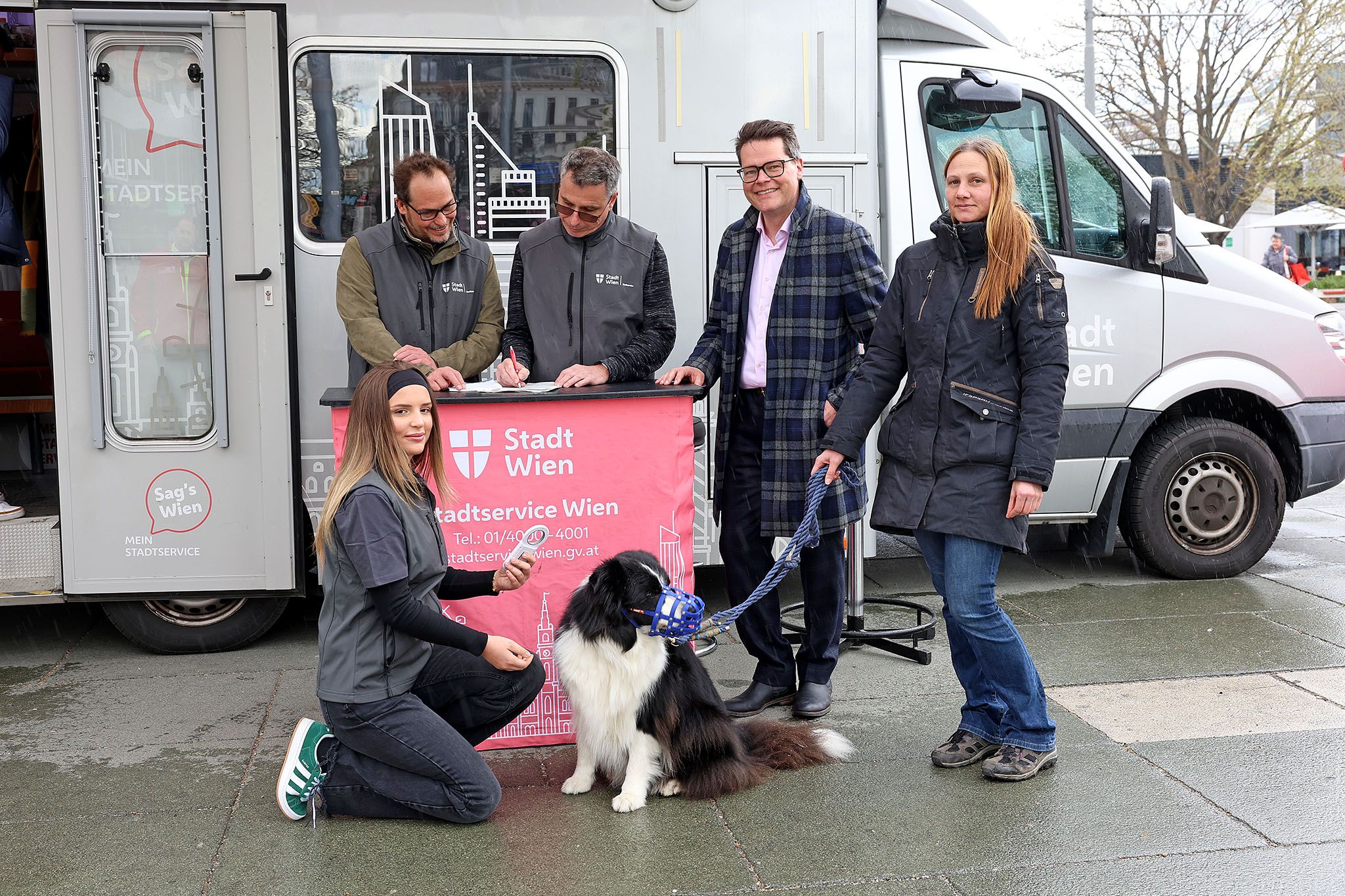 StR. Jürgen Czernohorszky besucht das Stadtservice Wien vor Ort - wo ab jetzt auch gechipte Hunde registriert werden können.