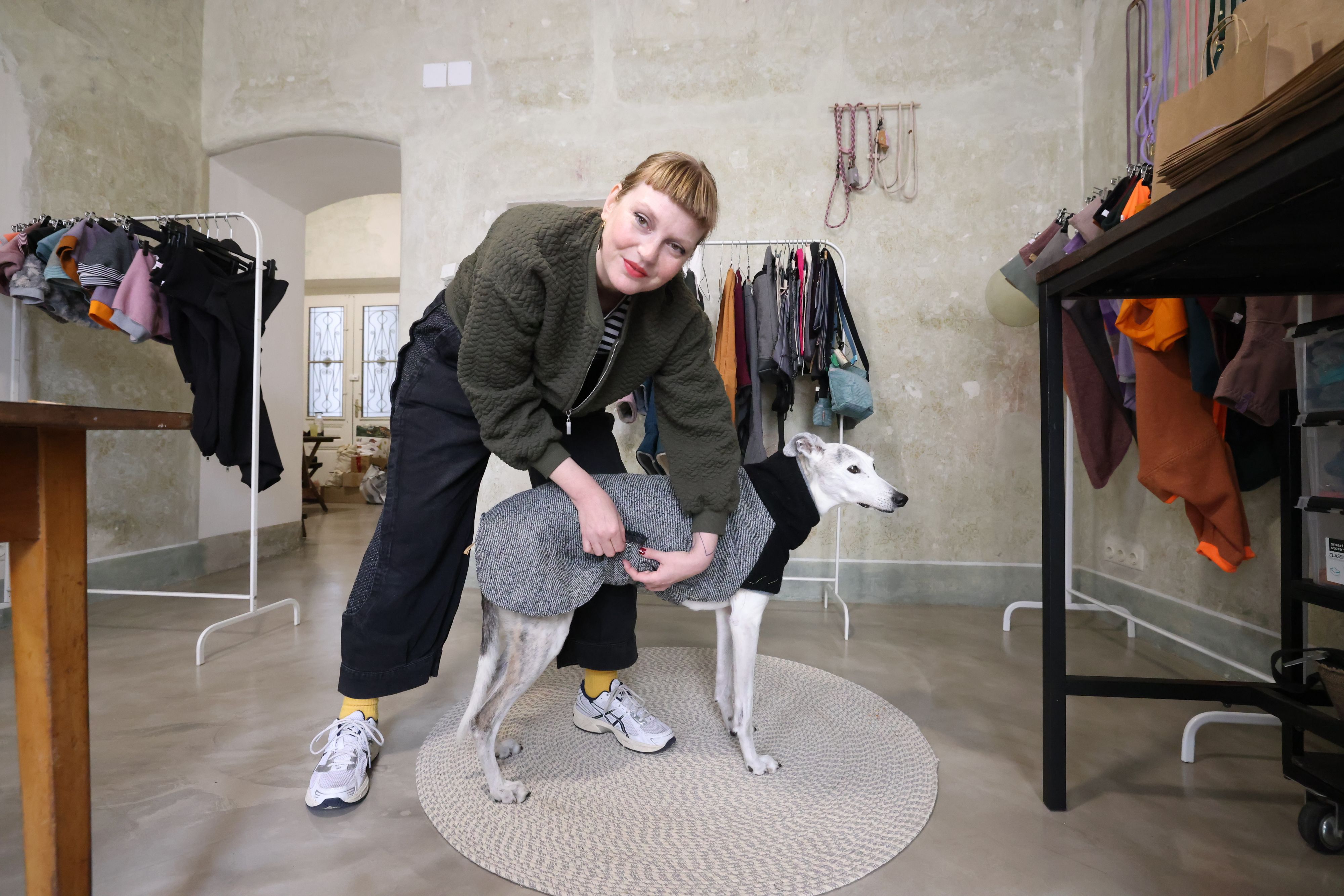 Nicole Raker und Hündin Katica bei der Anprobe einer Winterjacke.