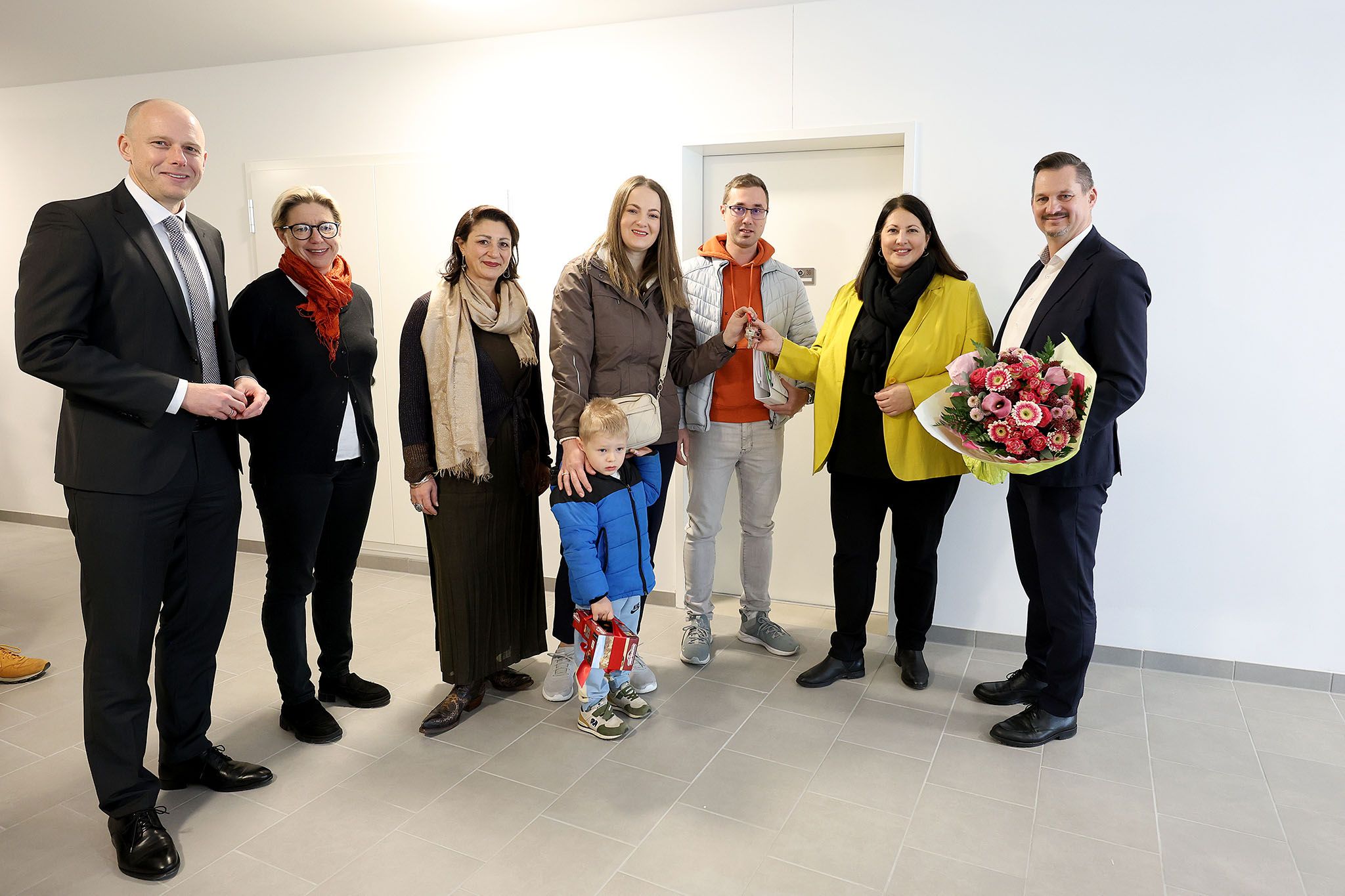 Die Wohnungen des Willi-Resetarits-Hofes wurden im Beisein von&nbsp;Paul Steurer, Direktor der WIGEBA, Karin Ramser, Direktorin von Wiener Wohnen und StRin Veronica Kaup-Hasler (links) sowie StRin Kathrin Gaál und BV Marcus Franz (rechts) an die Bewohner übergeben.