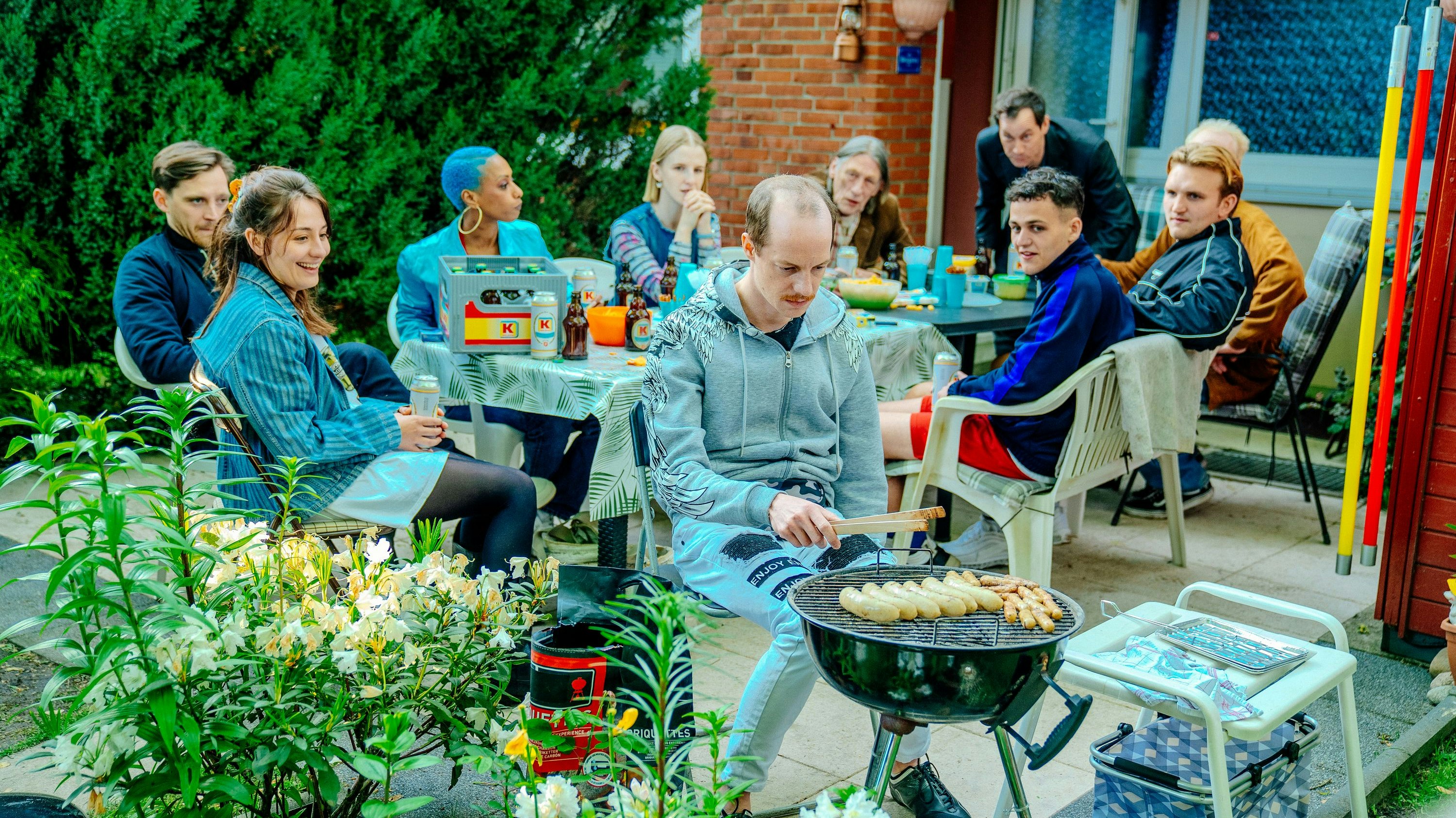 Ladendetektiv und "Security-Chef" Jonas (Merlin Sandmeyer) an der Grillstation beim Firmen-Happening