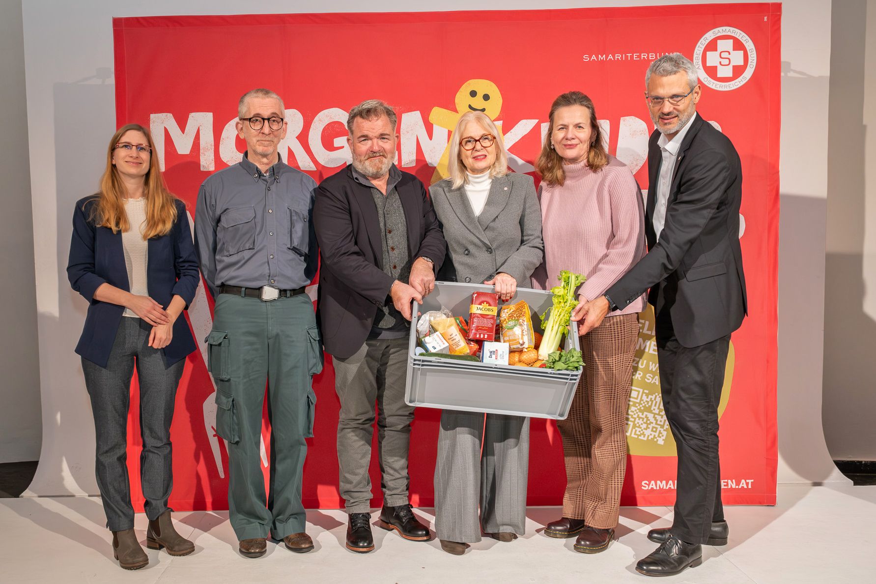 Daniela Offenbacher (Samariter-Kisterl), Kabarettist Günther Paal, Schauspieler Cornelius Obonya, Susanne Drapalik (Samariterbund), Bettina Leidl (MQ) und Oliver Löhlein (Samariterbund). (v.l.)