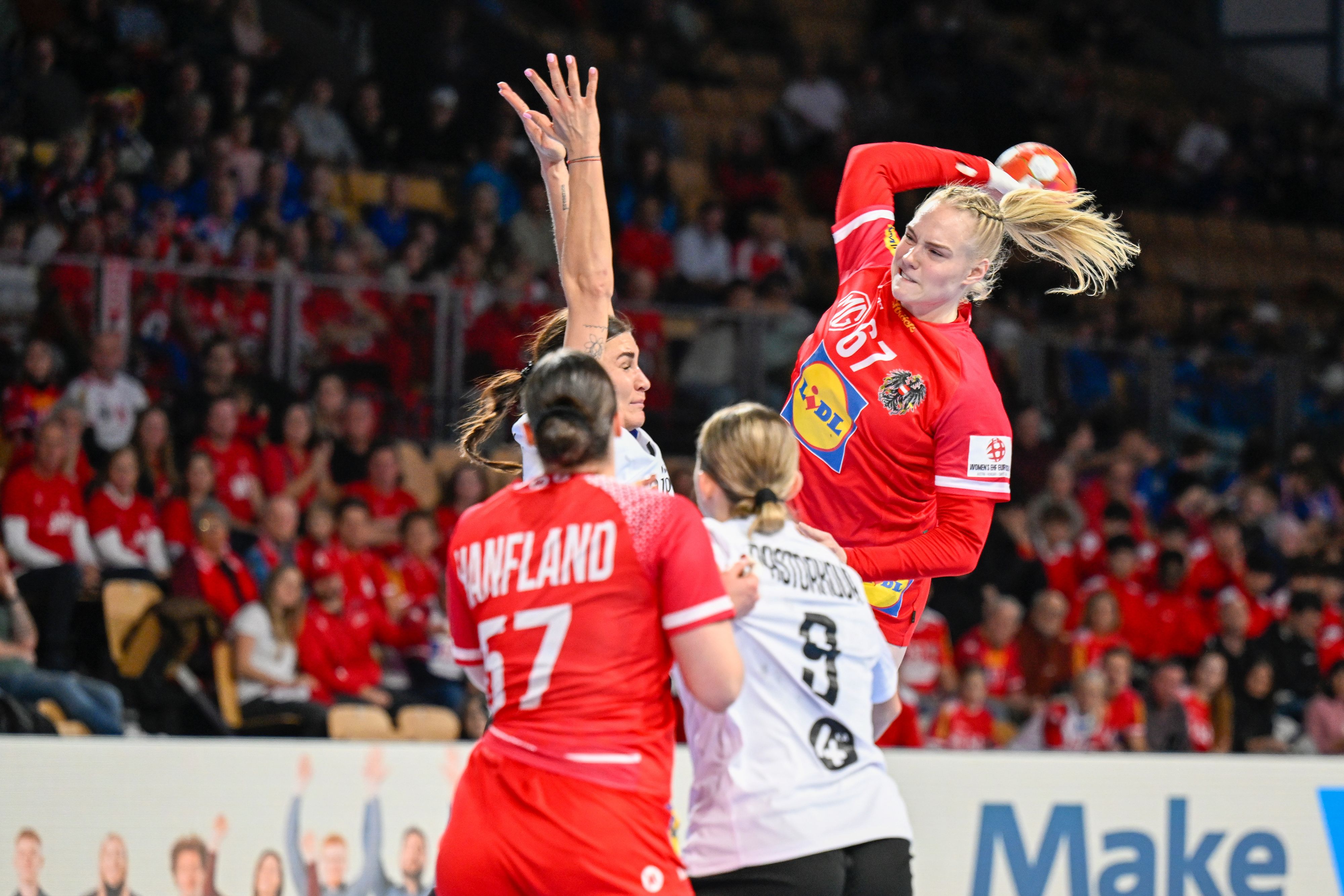 ÖHB-Star Johanna Reichert beim Wurf