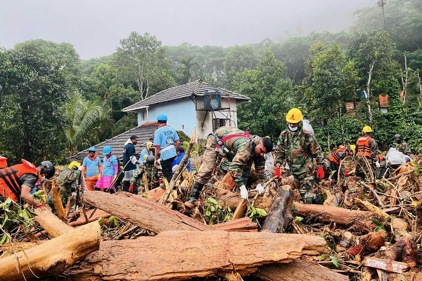 <strong>Kerala, Indien</strong> - die Region verzeichnete im Jahr 2023 mit 21,8 Millionen einheimischen und knapp 650.000 ausländischen Touristen einen neuen Rekord. Das führte dazu, dass ausgerechnet in einem erdrutschgefährdeten Gebiet unkontrollierte Bauprojekte durchgeführt wurden. Die Überentwicklung hat die Probleme verschlimmert, die Region wird immer kastastrophenanfälliger. In den Dörfern Mundakkai und Chooralmala kam es im vergangenen Jahr zu massiven Erdrutschen mit über 400 Toten.