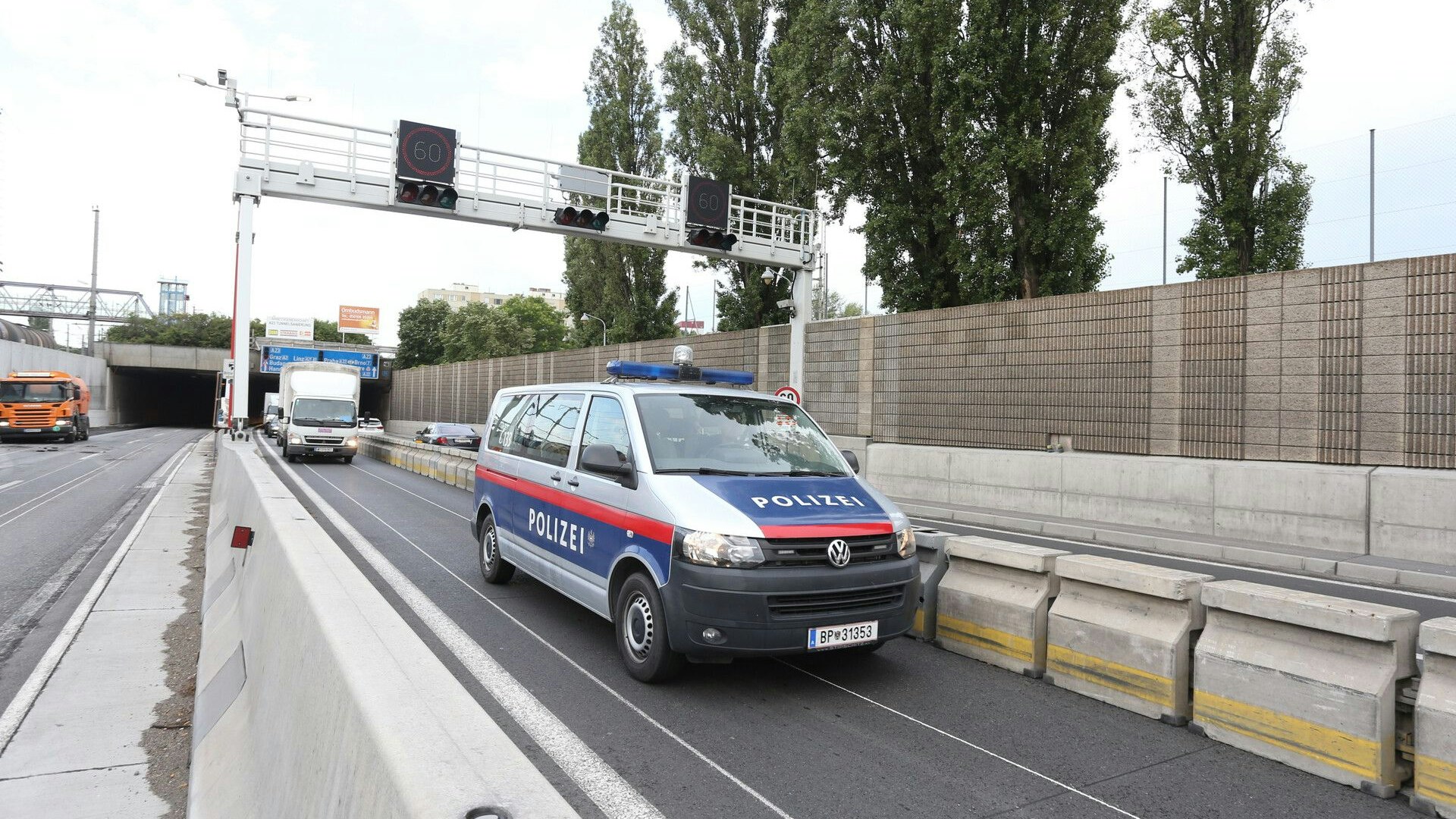 Heute.at - Wiener springt aus Rettungsauto, läuft über Tangente