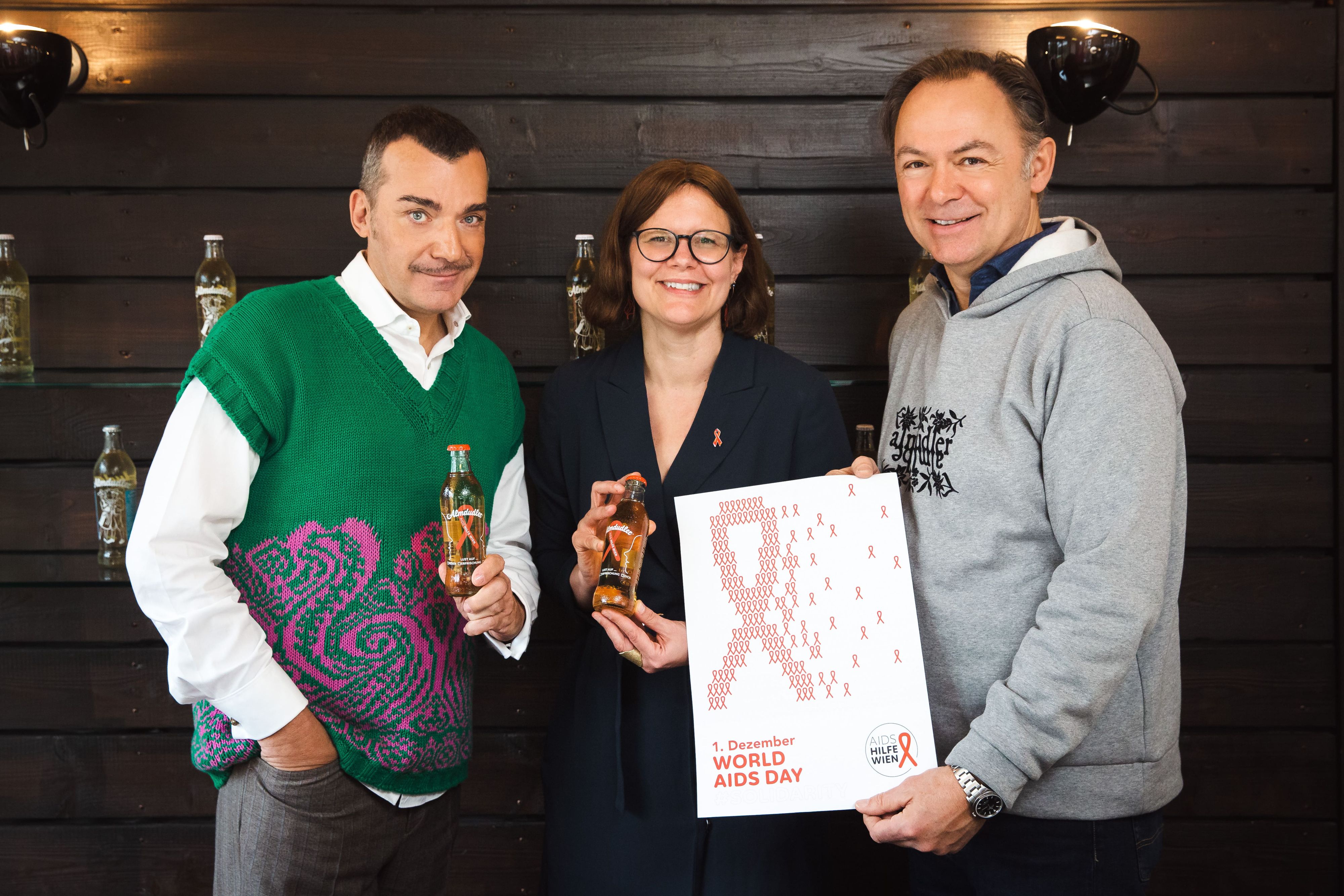 Almdudler-Sprudelfabrikant Thomas Klein, Andrea Brunner (Aids Hilfe Wien) und Gerhard Schilling (Geschäftsführer Almdudler)