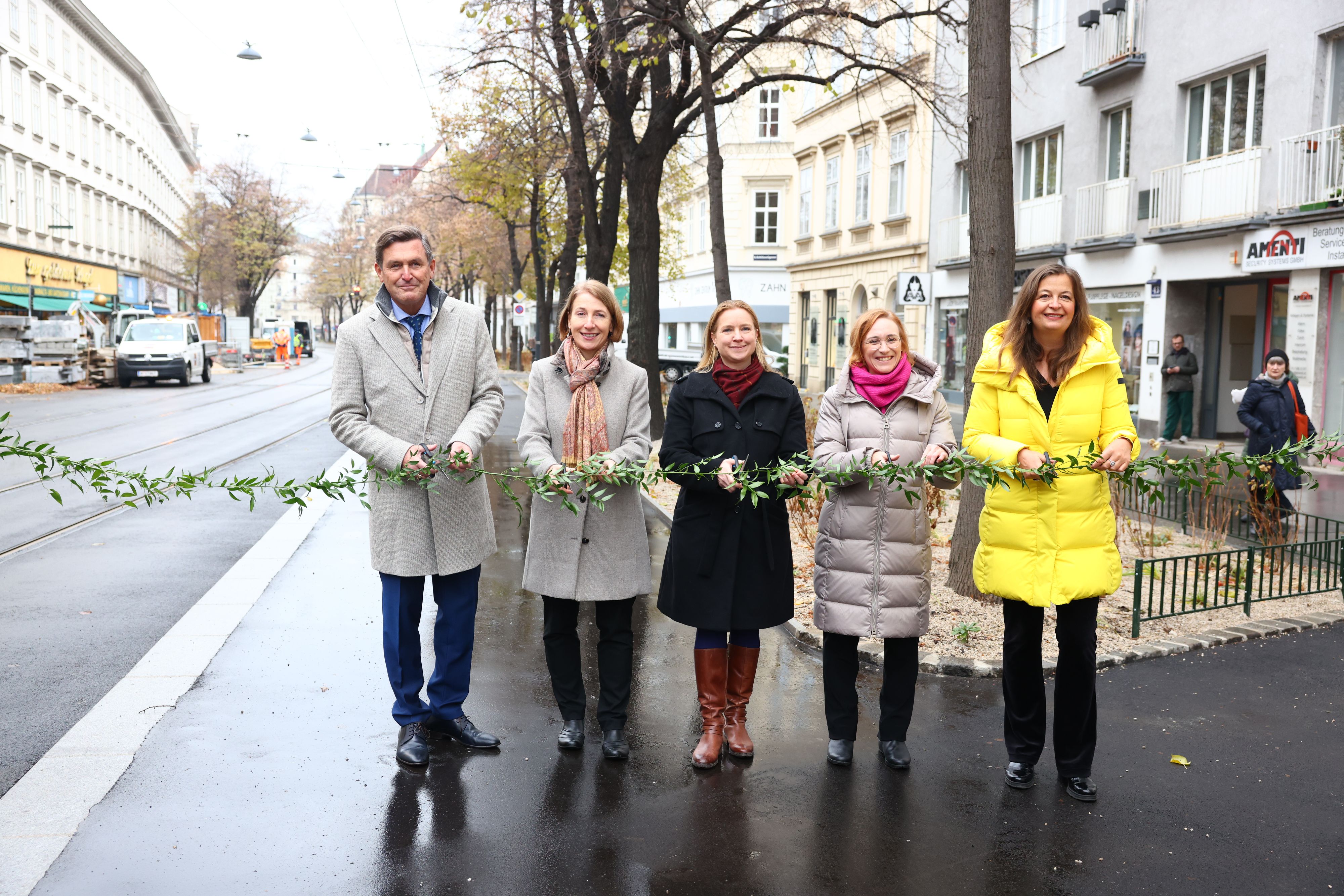 Öffi-Stadtrat Peter Hanke, Wiener Linien Geschäftsführerin Gudrun Senk, NEOS Mobilitätssprecherin Angelika Pipal-Leixner,&nbsp;Bezirksvorsteherin Lea Halbwidl und Planungsstadträtin Ulli Sima eröffneten die klimafite Wiedner Hauptstraße