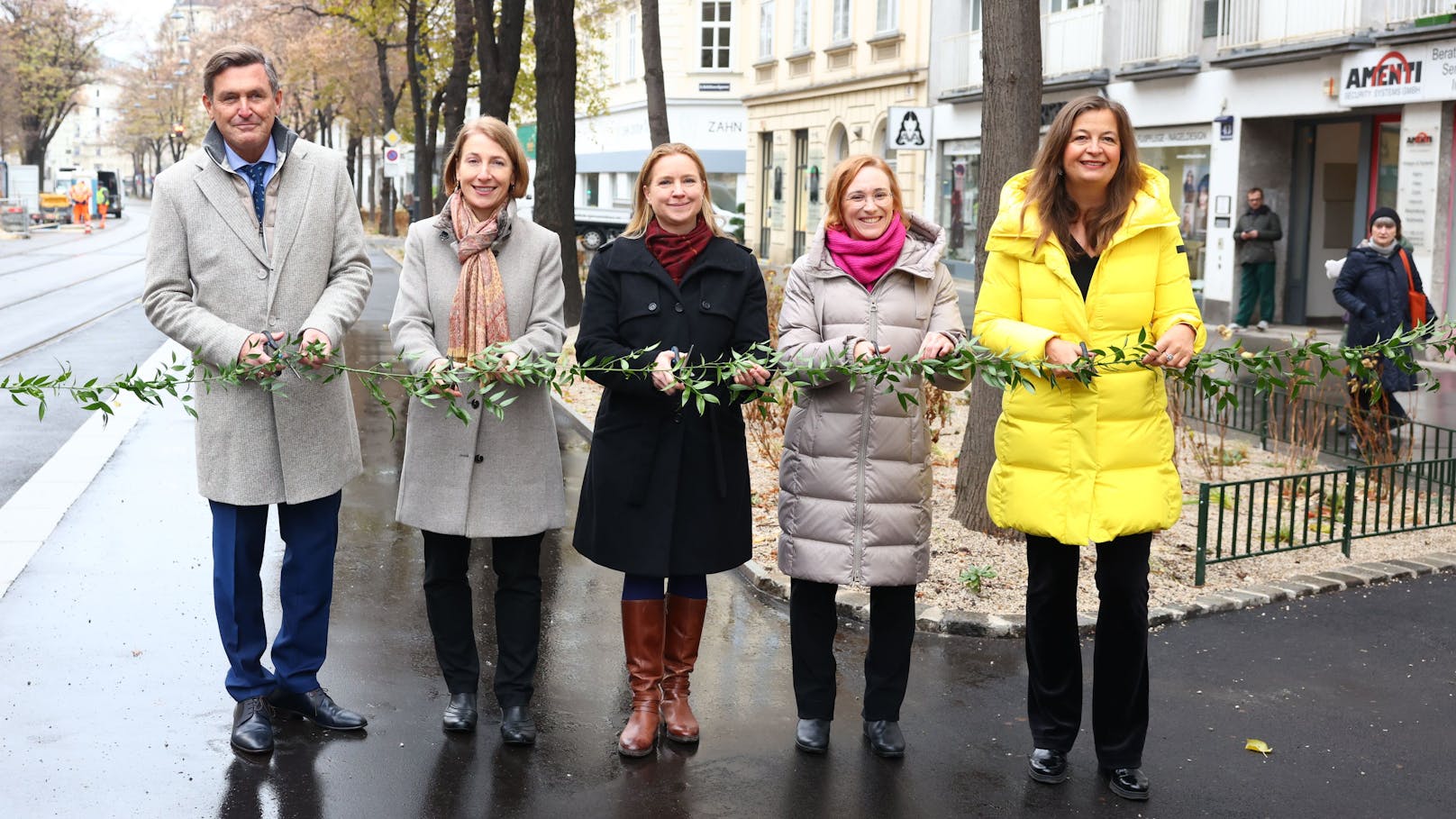 Öffi-Stadtrat Peter Hanke (SP), Wiener Linien Geschäftsführerin Gudrun Senk, NEOS Mobilitätssprecherin Angelika Pipal-Leixner, Bezirksvorsteherin Lea Halbwidl und Planungsstadträtin Ulli Sima (SP) eröffneten neue Wiedner Hauptstraße.