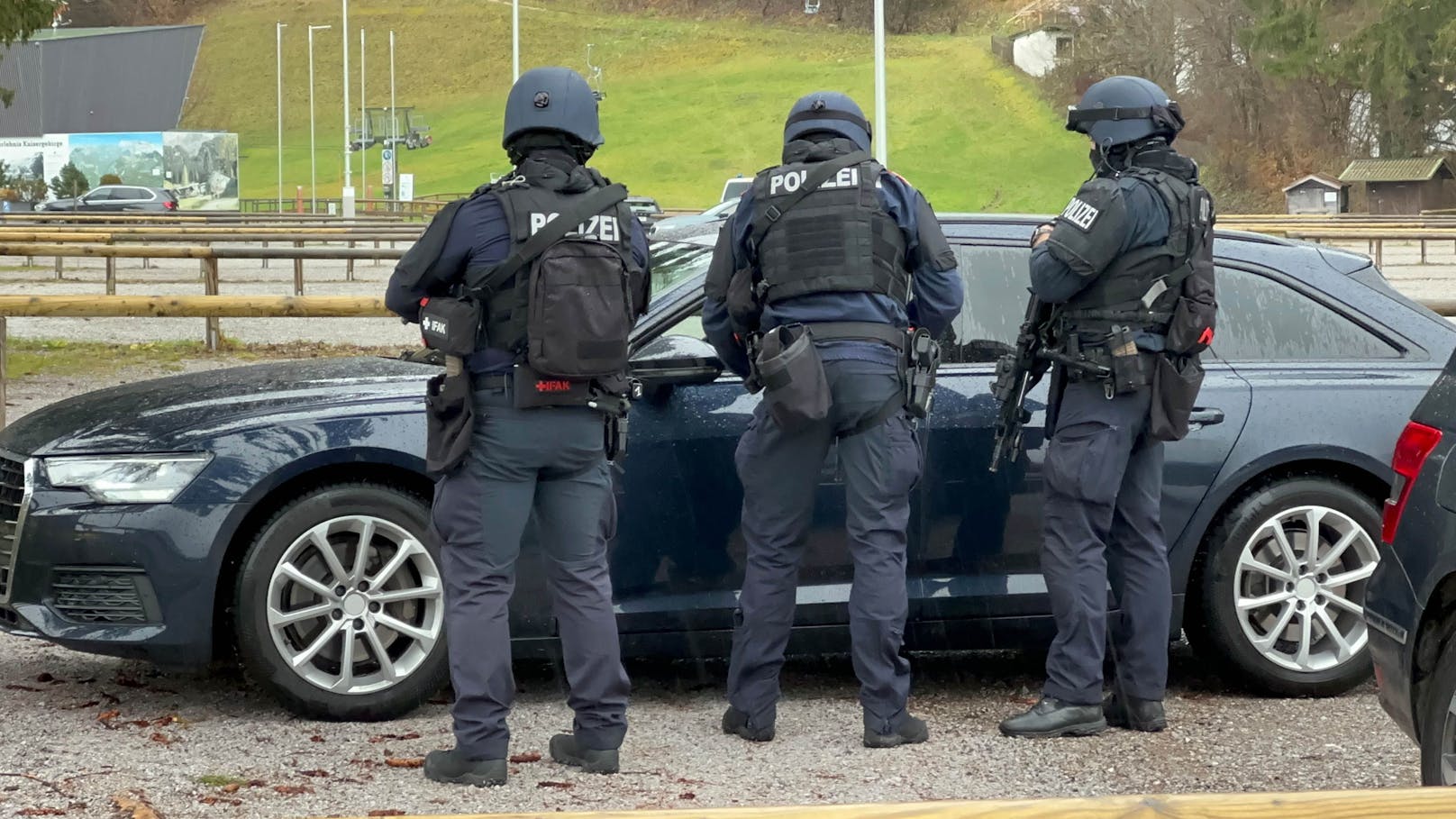 Schwerbewaffnete Einheiten kontrollierten Autos und sperrten Straßen.