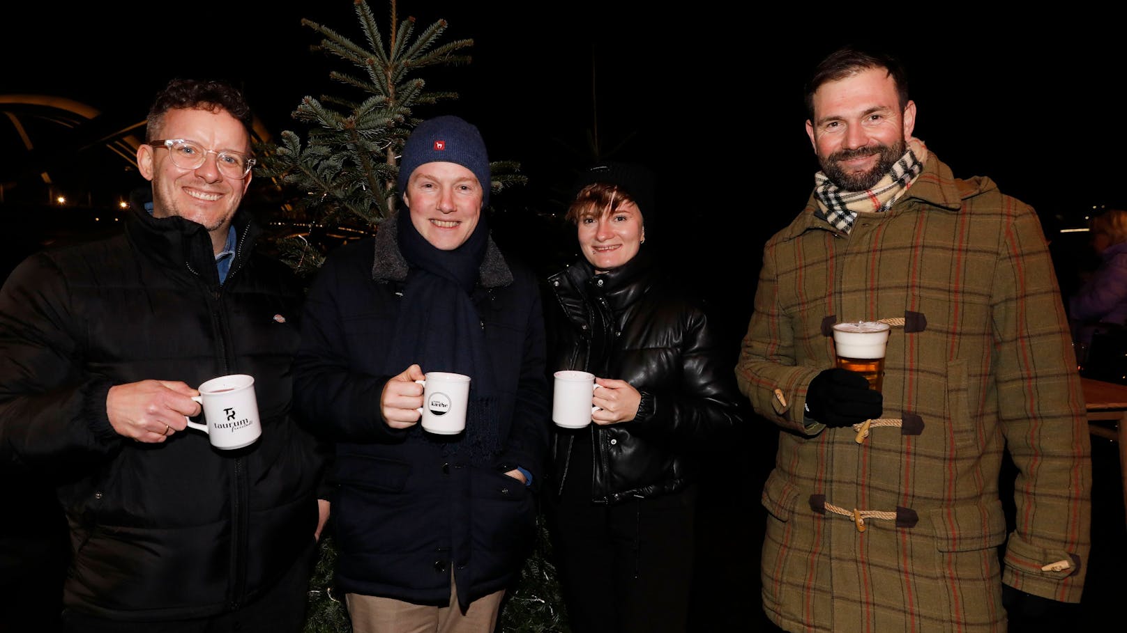 Statt Schlagzeilen gab's Glühwein für das Team von <em>"Heute"</em>-Oberösterreich (v.l.n.r.): stv. Redaktionsleiter Tobias Prietzel, Redakteure Johannes Rausch, Lea Strauch und Redaktionsleiter Peter Reidinger.