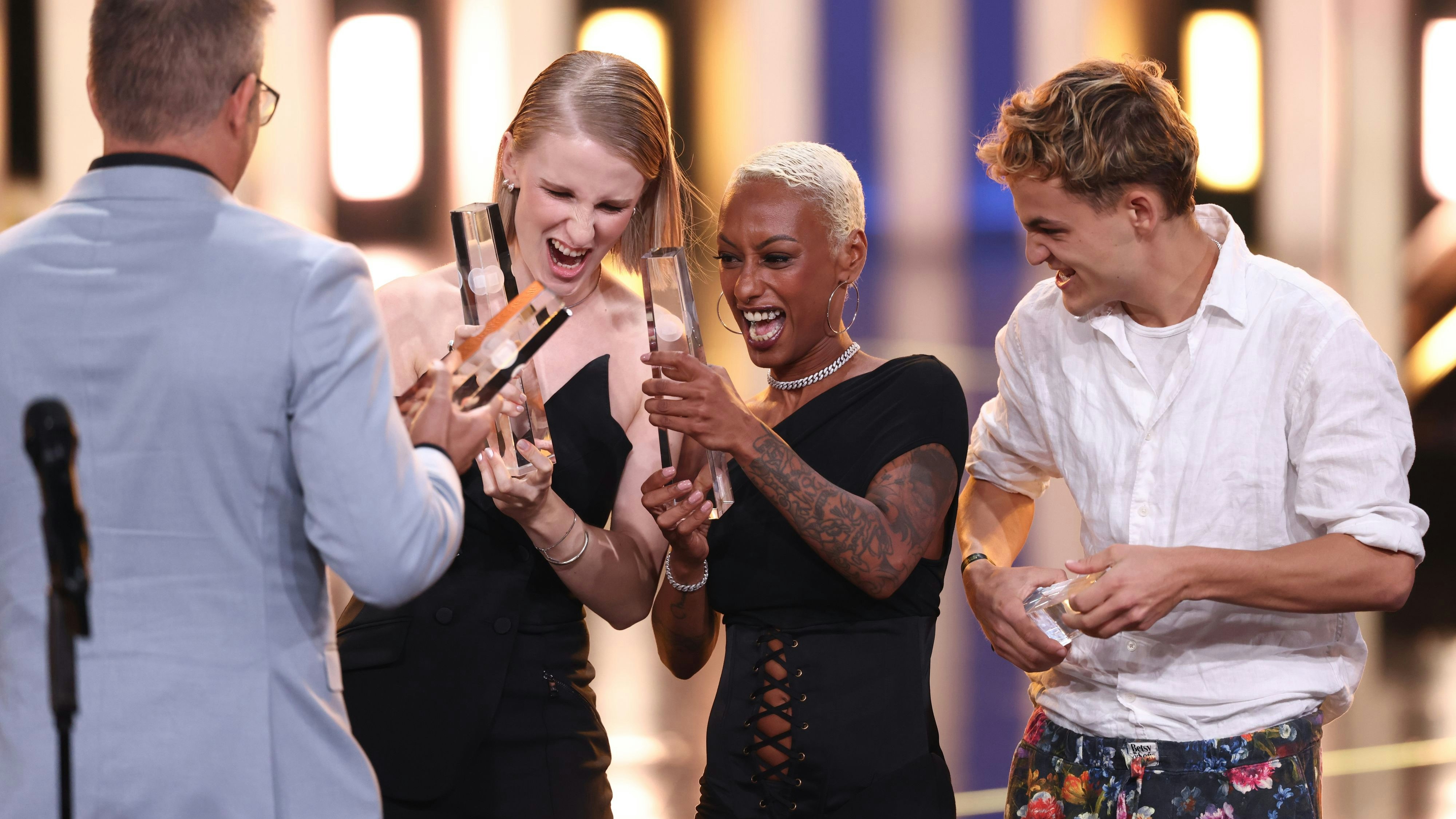 Im Jahr 2023 erhielt "Die Discounter" den Deutschen Fernsehpreis in der Kategorie "Beste Comedy-Serie", entgegengenommen wurde die Auszeichnung von Klara Lange, Nura Habib Omer und Ludger Bökelmann (v. l.)