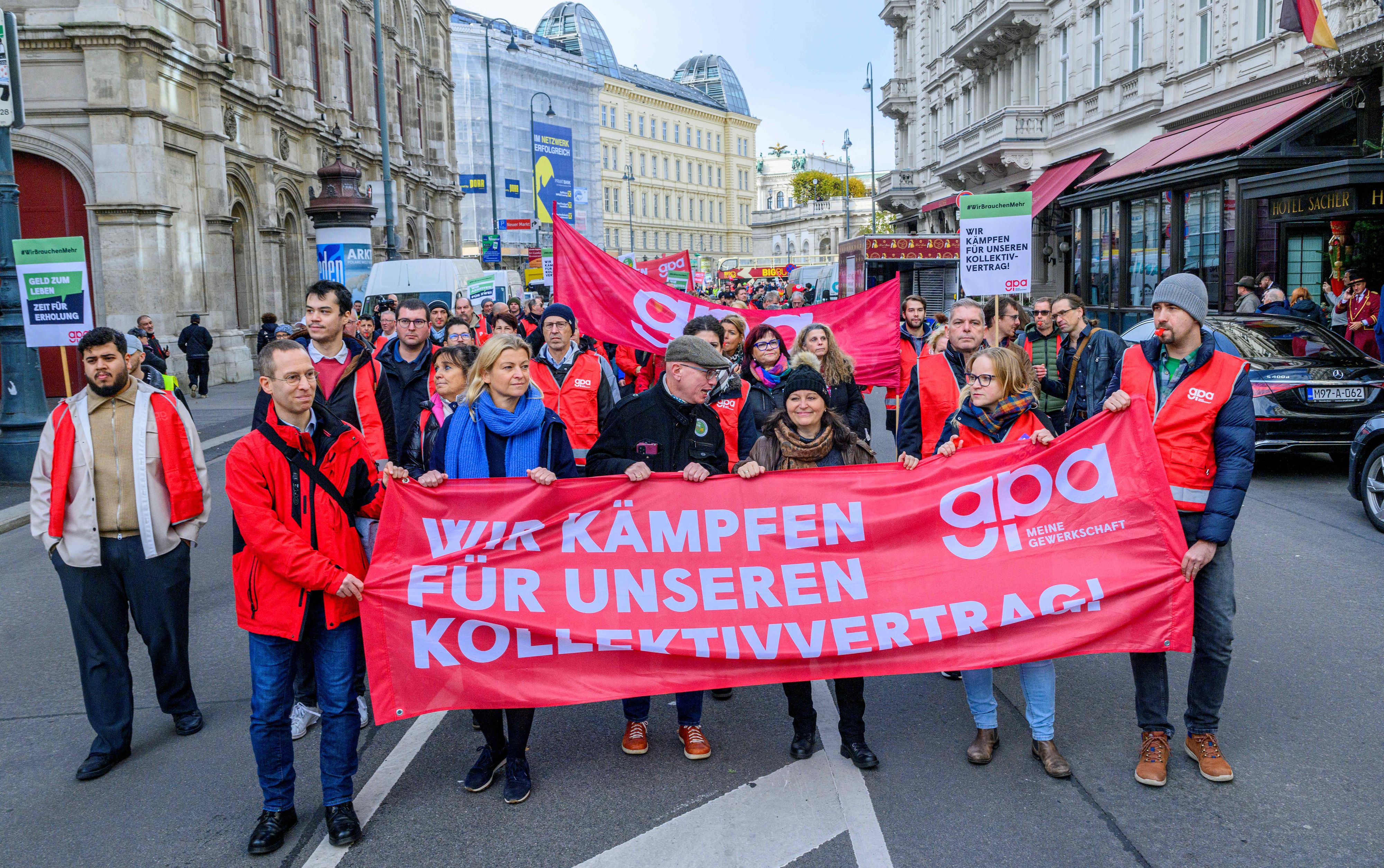 Am Freitag, dem Black Friday, protestieren Verkäufer für mehr Geld.