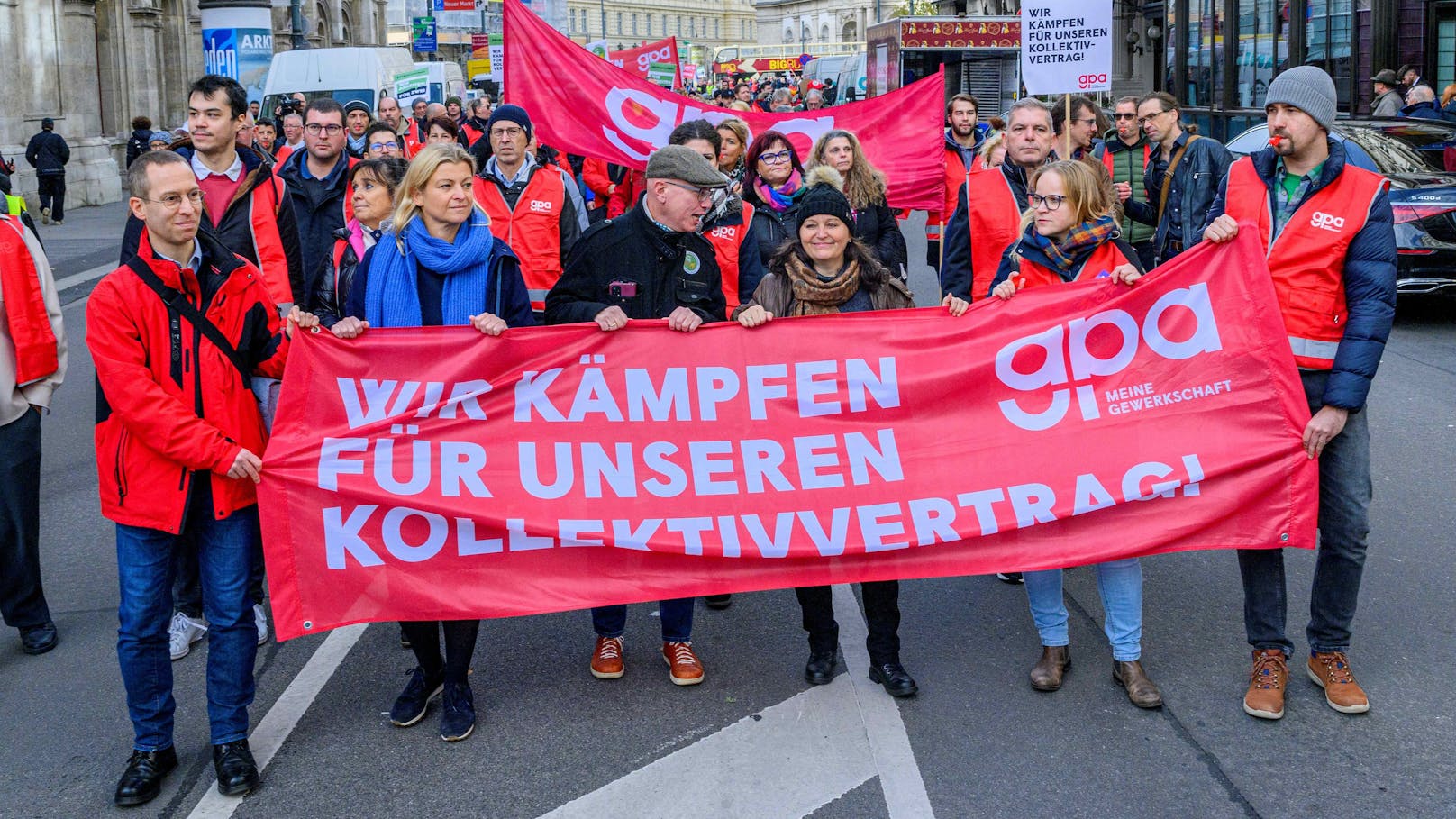 „Das ist zu wenig Geld!“ – Protest am Black Friday