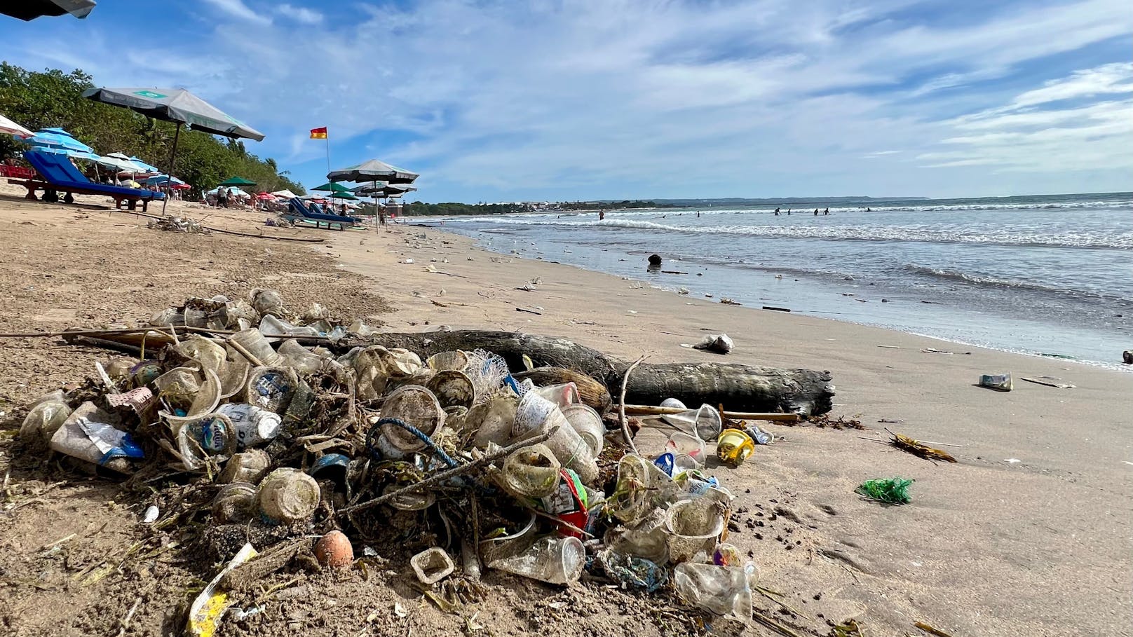 <strong>Bali, Indonesien</strong> - Die beliebte Urlaubsinsel leidet unter massiven Umweltproblemen, die durch den Tourismus verschärft werden. The Bali Partnership schätzt, dass auf der Insel jährlich 1,6 Millionen Tonnen Abfall anfallen, davon 303.000 Tonnen Plastikmüll – aber nur 48 Prozent davon verantwortungsbewusst entsorgt werden. Insgesamt 33.000 Tonnen Plastik gelangen demzufolge in die Flüsse, auf die Strände und ins Meer. Besondere Maßnahmen und Anstrengungen zur Verbesserung der Situation konnte "Fodor’s" nicht feststellen – deswegen landet Bali 2025 bereits zum zweiten Mal auf der "No List".