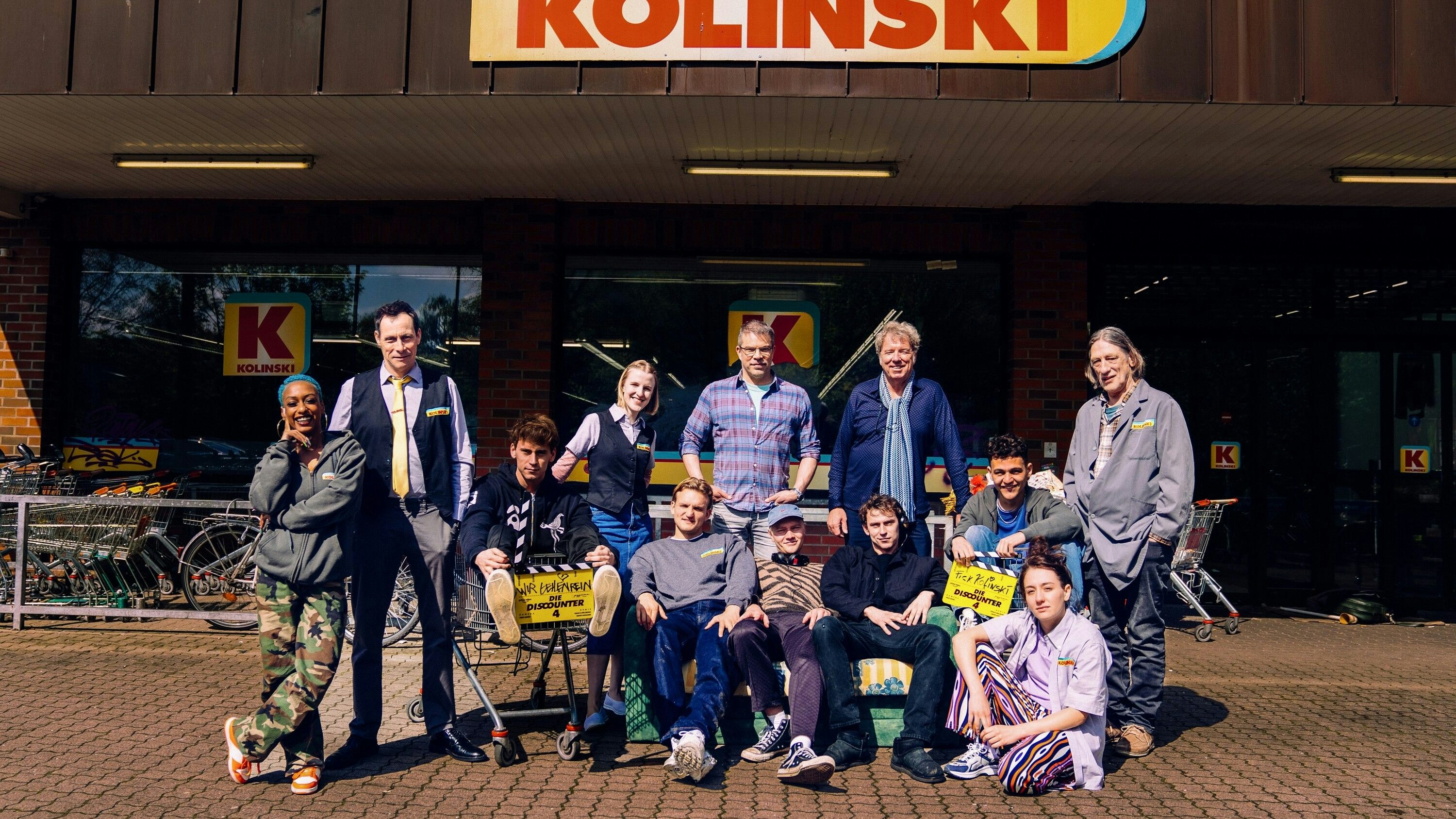 "Die Discounter", Staffel 4: Wie eine große, glückliche, etwas schräge Familie wirkt das Team der Filiale von "Feinkost Kolinski" in Hamburg-Altona