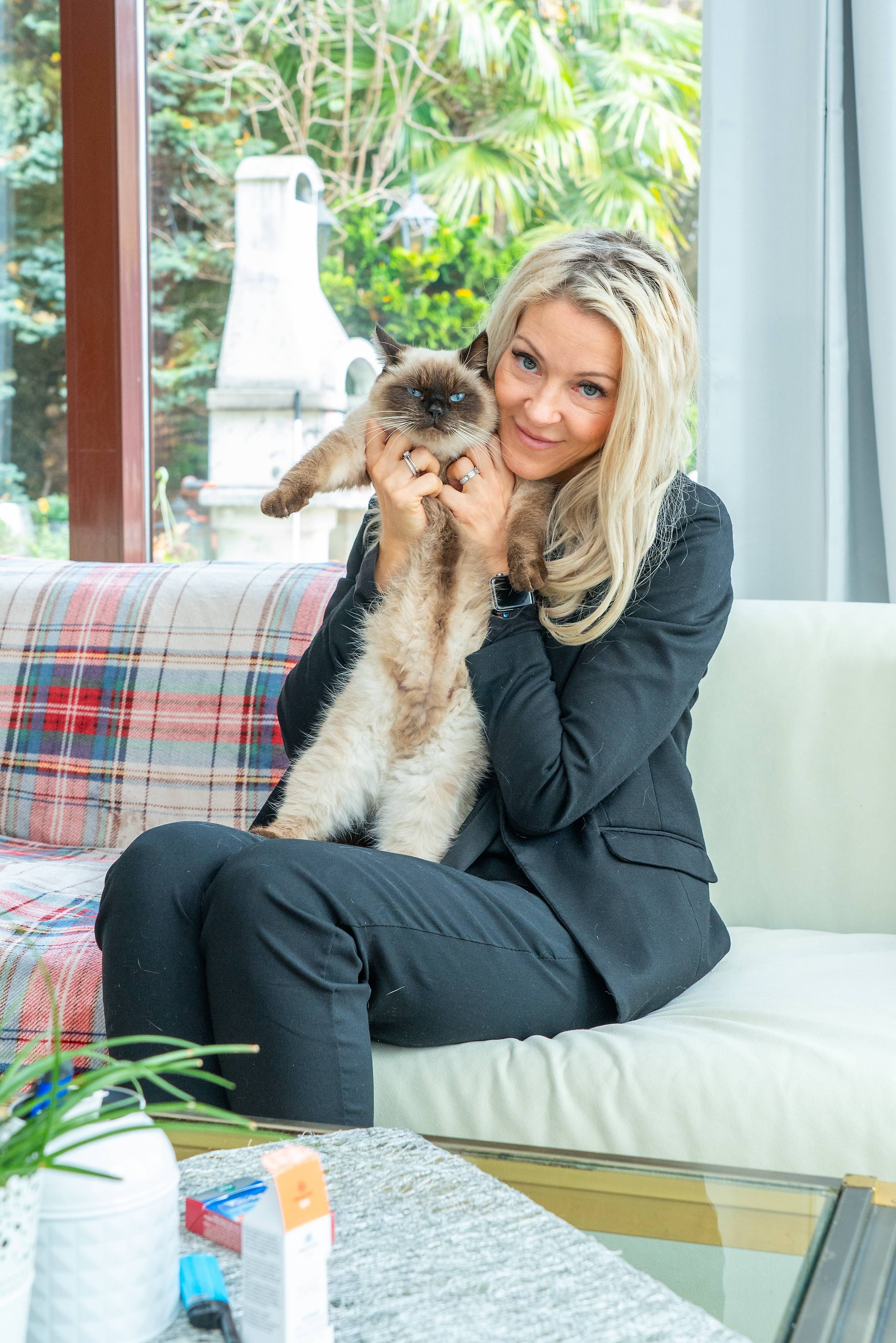 Simone Lugner hat zwei Katzen, eine davon sieht offenbar ihren verstorbenen Mann