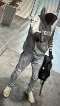 Der Täter bedrohte die Angestellte mit einer Pistole. 