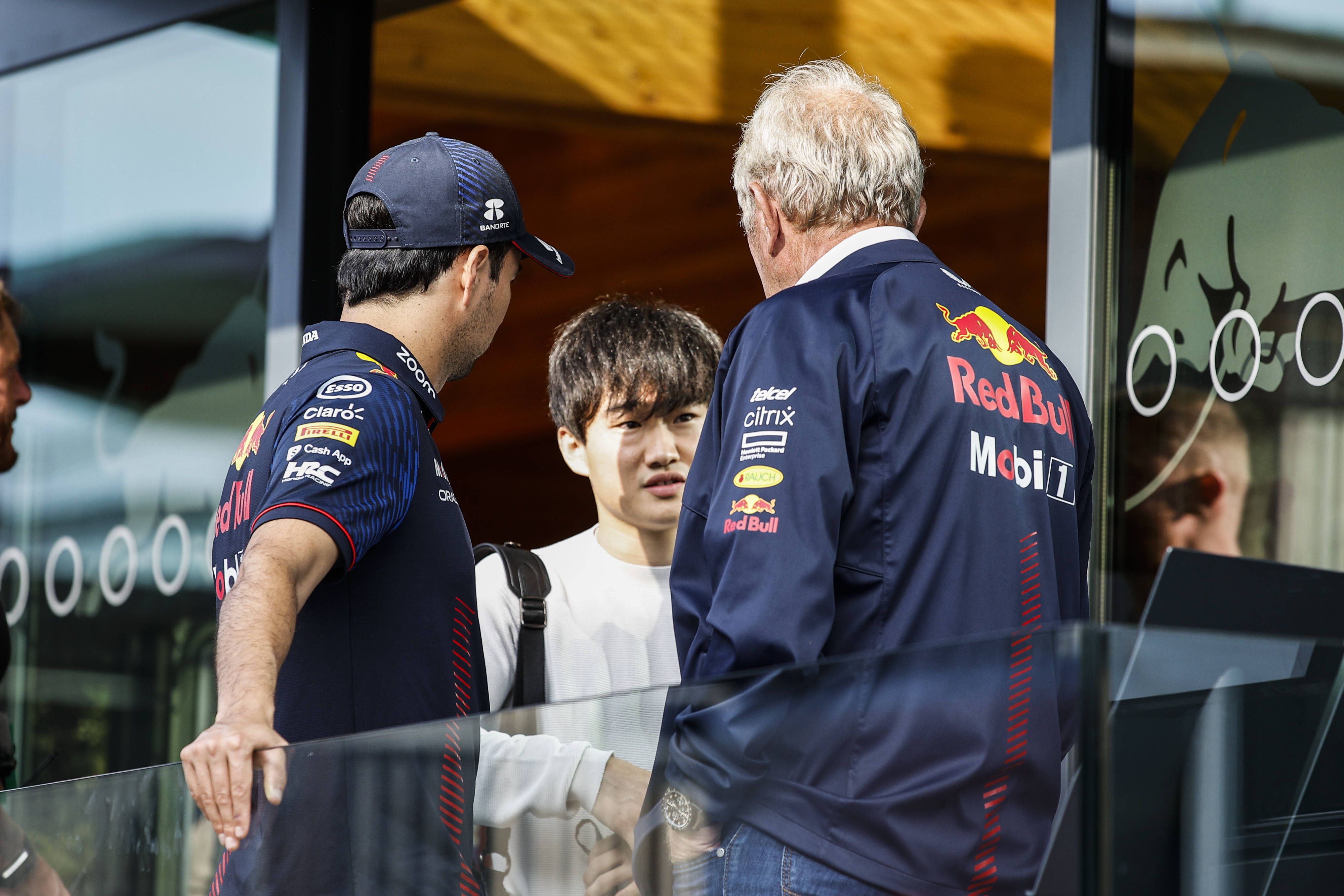 Red-Bull-Motorsportberater Helmut Marko und Kandidat Yuki Tsunoda. 