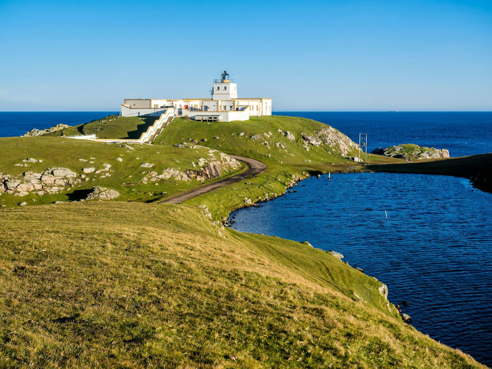 <strong>North Coast 500, Schottland</strong> - die schottische Ferienstraße North Coast 500, kurz NC500, entstand 2015 durch eine Initiative, welche den Tourismus in den nördlichen Highlands fördern sollte. Das Projekt ist aber so erfolgreich, dass die Straßen mittlerweile verstopft und die Zahl der Unfälle gestiegen sind. Anwohner beklagen sich zudem über "Wildcamping" am Straßenrand und auf ihren Privatgrundstücken, wo Reisende Müll, Einweggrills und Brandspuren von Lagerfeuern zurücklassen.