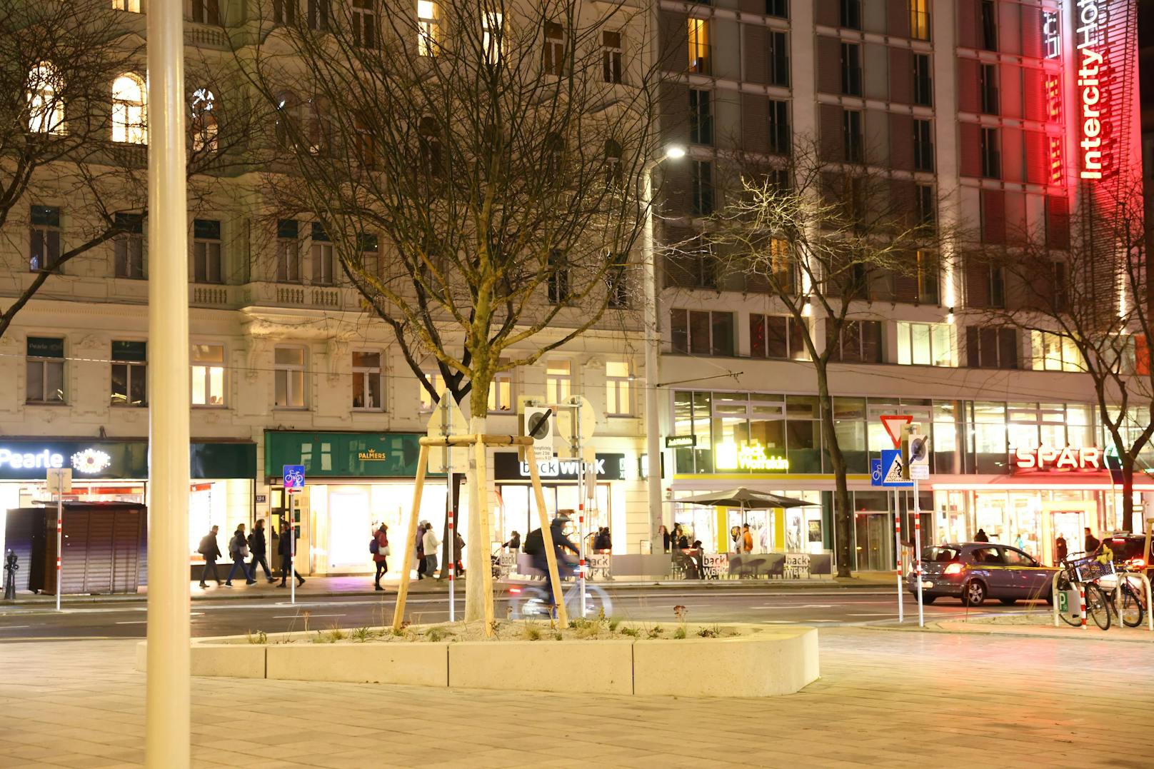 Abendstimmung am Christian-Broda-Platz: Die Neugestaltung ist abgeschlossen, doch die Herausforderungen für Sicherheit und Beleuchtung bleiben.