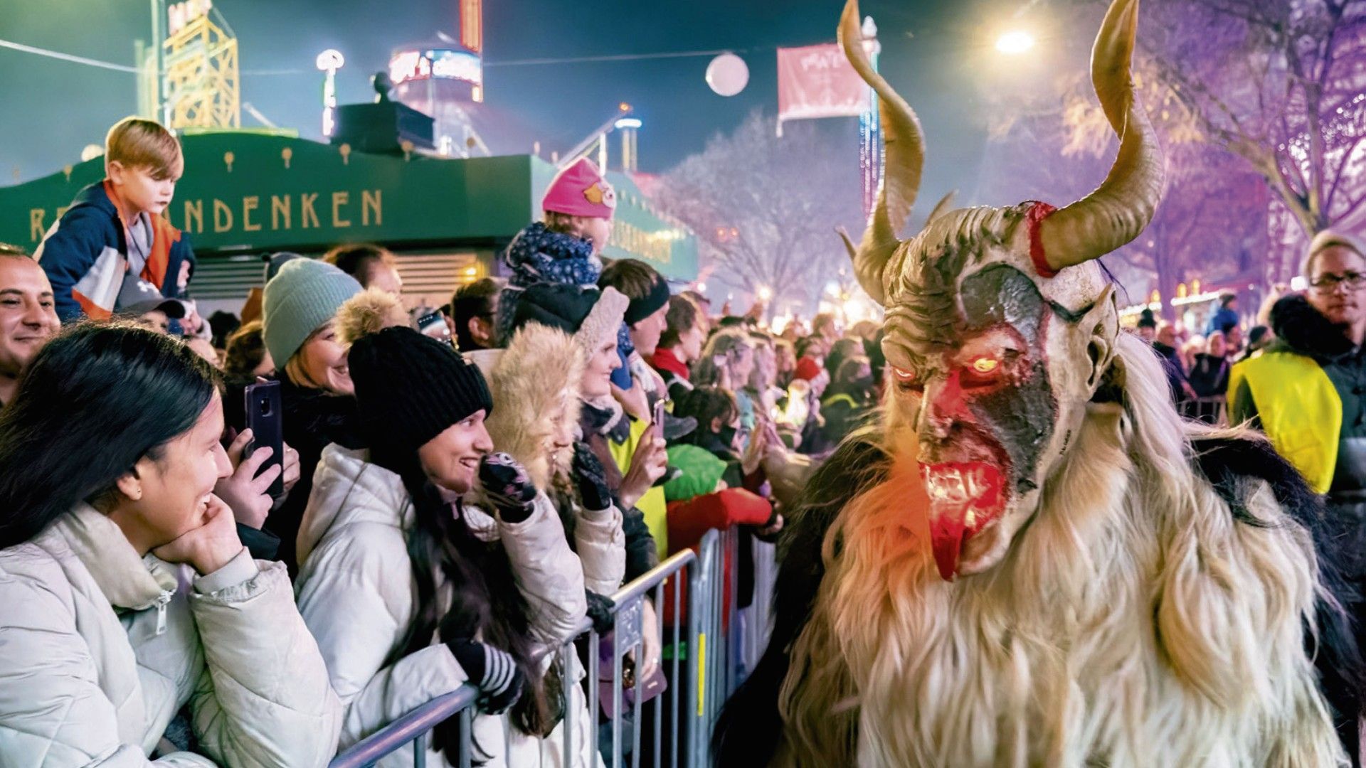 Im Wiener Prater findet wieder der Perchtenlauf statt.