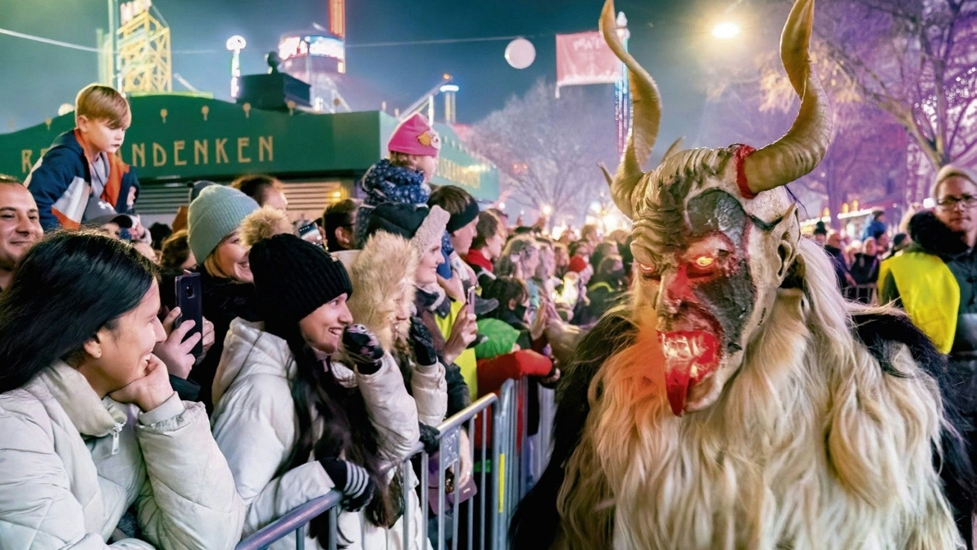 Im Wiener Prater findet wieder der Perchtenlauf statt.