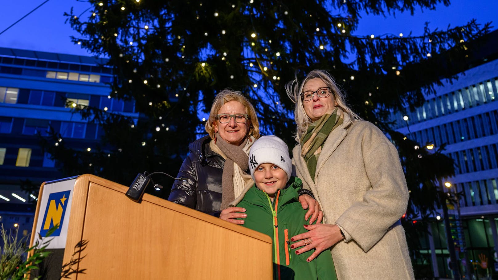 Landeshauptfrau Johanna Mikl-Leitner illuminierte gemeinsam mit Bürgermeisterin Ulrike Trybus und Sohn Jakob den Christbaum im Niederösterreichischen Landhaus.