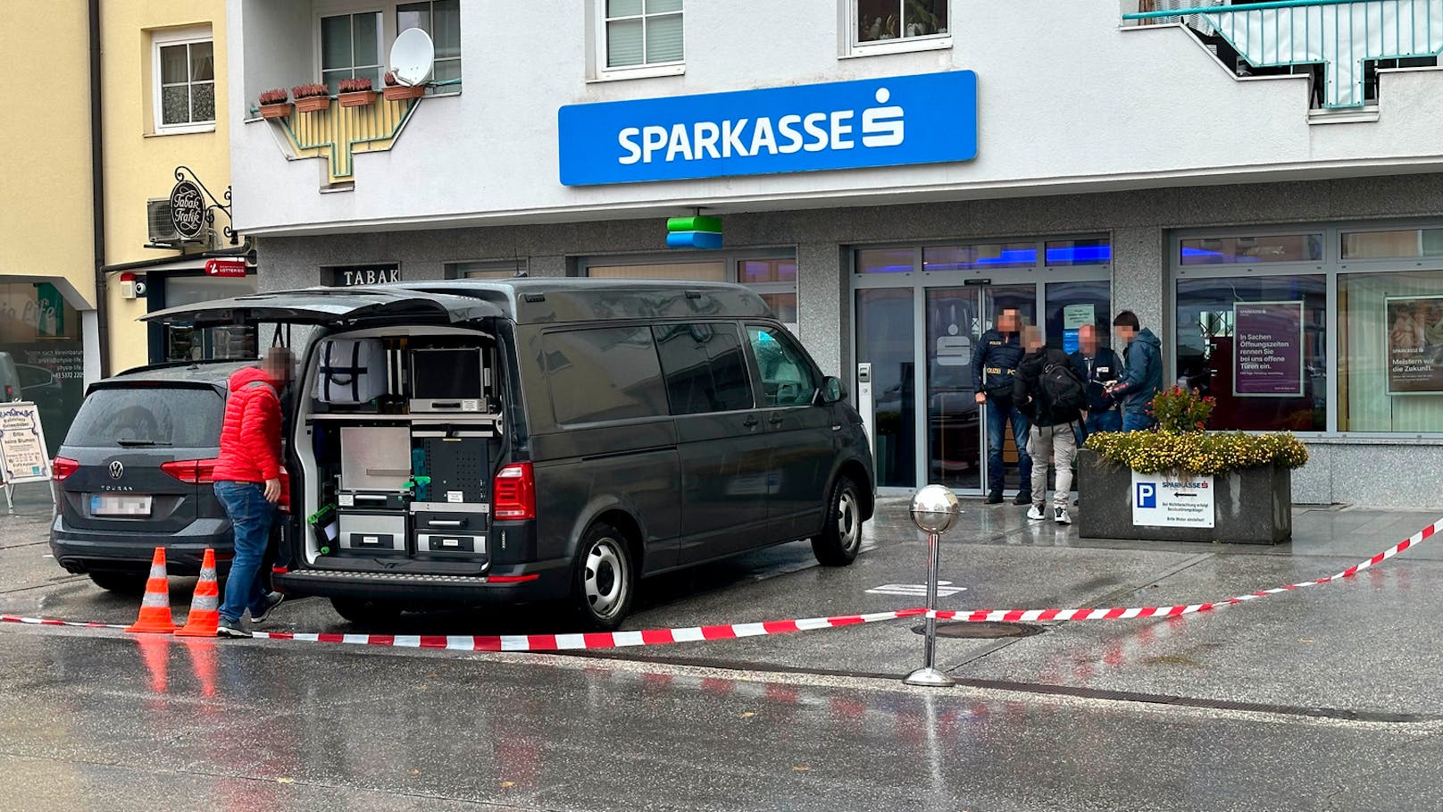 Großeinsatz der Polizei nach einem bewaffneten Banküberfall auf eine Sparkasse-Filiale in Kufstein.