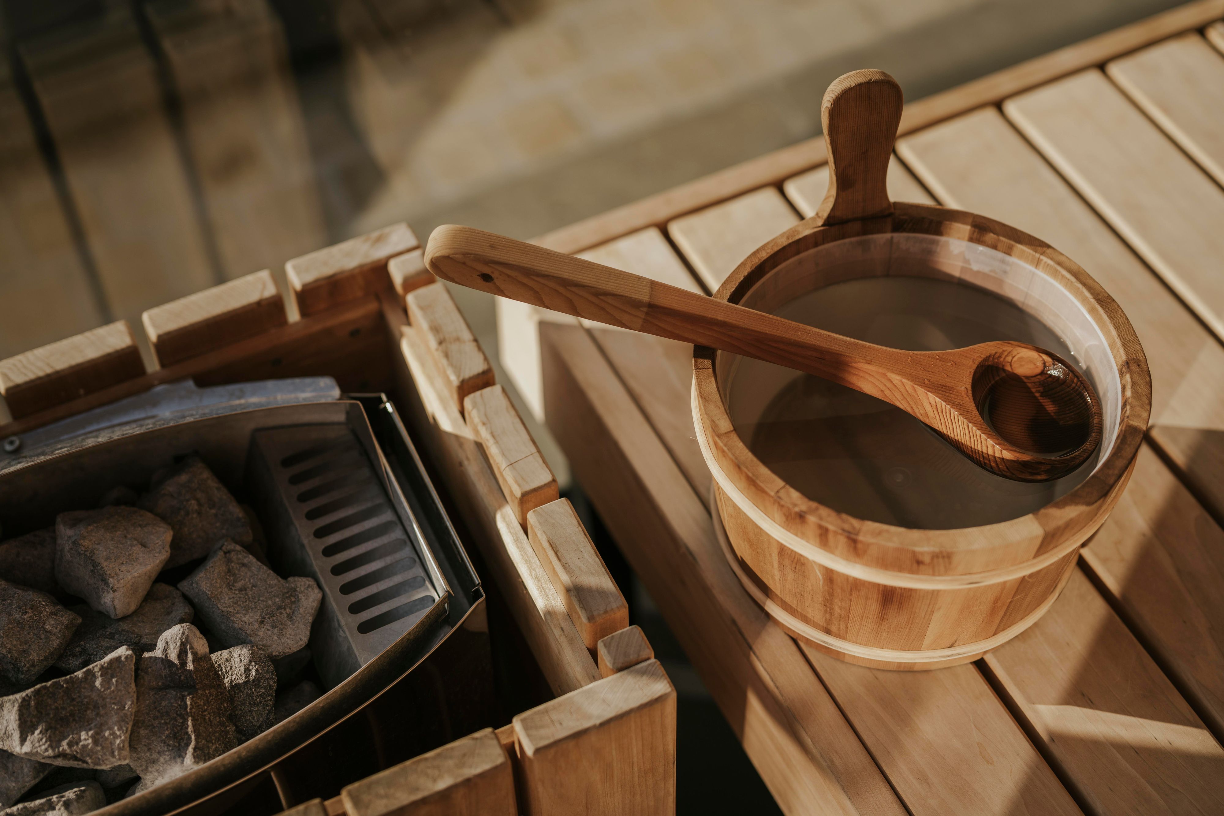 In den Saunaofen wurde unverdünnter Vorlauf geschüttet. 