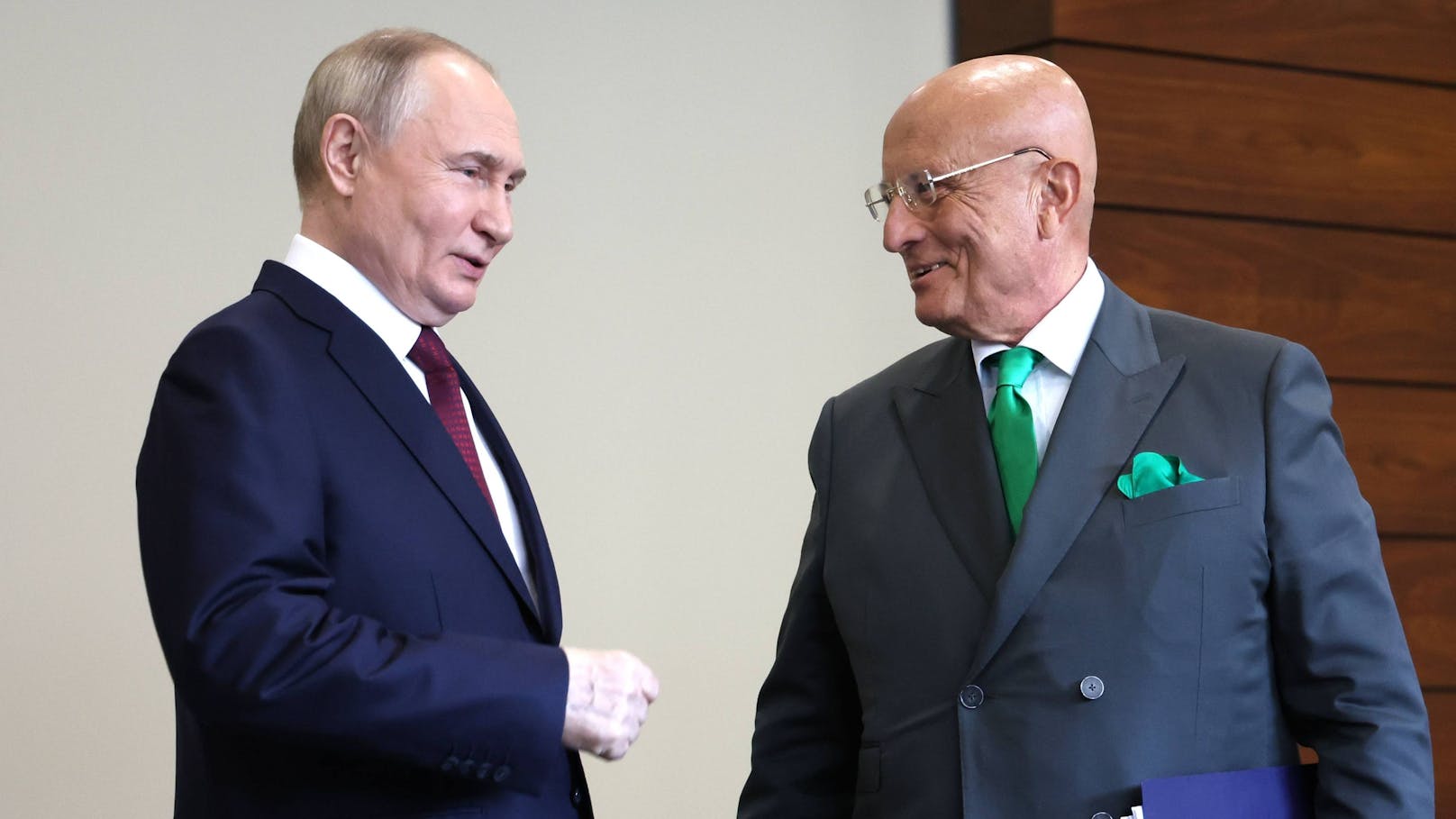 Wladimir Putin und Sergei Karaganow (r.) beim Wirtschaftsforum in St. Petersburg im Juni 2024.