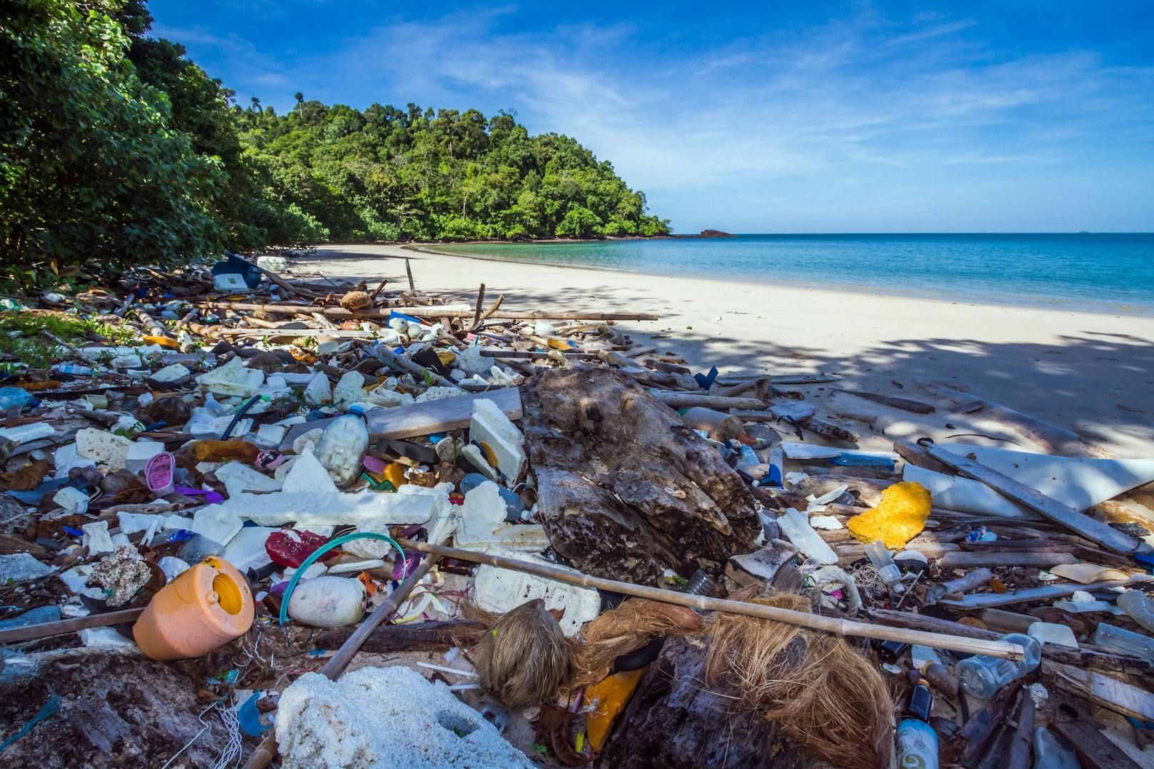 <strong>Koh Samui, Thailand</strong> - auf der Insel verschärfen sich die Abfallprobleme durch den unregulierten Tourismus. Die Insel produziert täglich 180 bis 200 Tonnen Müll, für den es keine nachhaltige Lösung gibt. Die unkontrollierte Entwicklung gefährdet die lokale Umwelt und die Lebensqualität der Einheimischen.