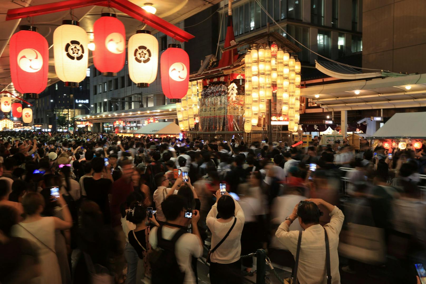 <strong>Kyoto und Tokyo, Japan</strong> - das Unbehagen gegenüber ausländischen Touristenmassen steigt. Hintergrund sind die steigenden Lebenshaltungskosten, die Beeinträchtigung der Lebensqualität der Einheimischen, aber auch der mangelnde Respekt vor den lokalen Bräuchen.