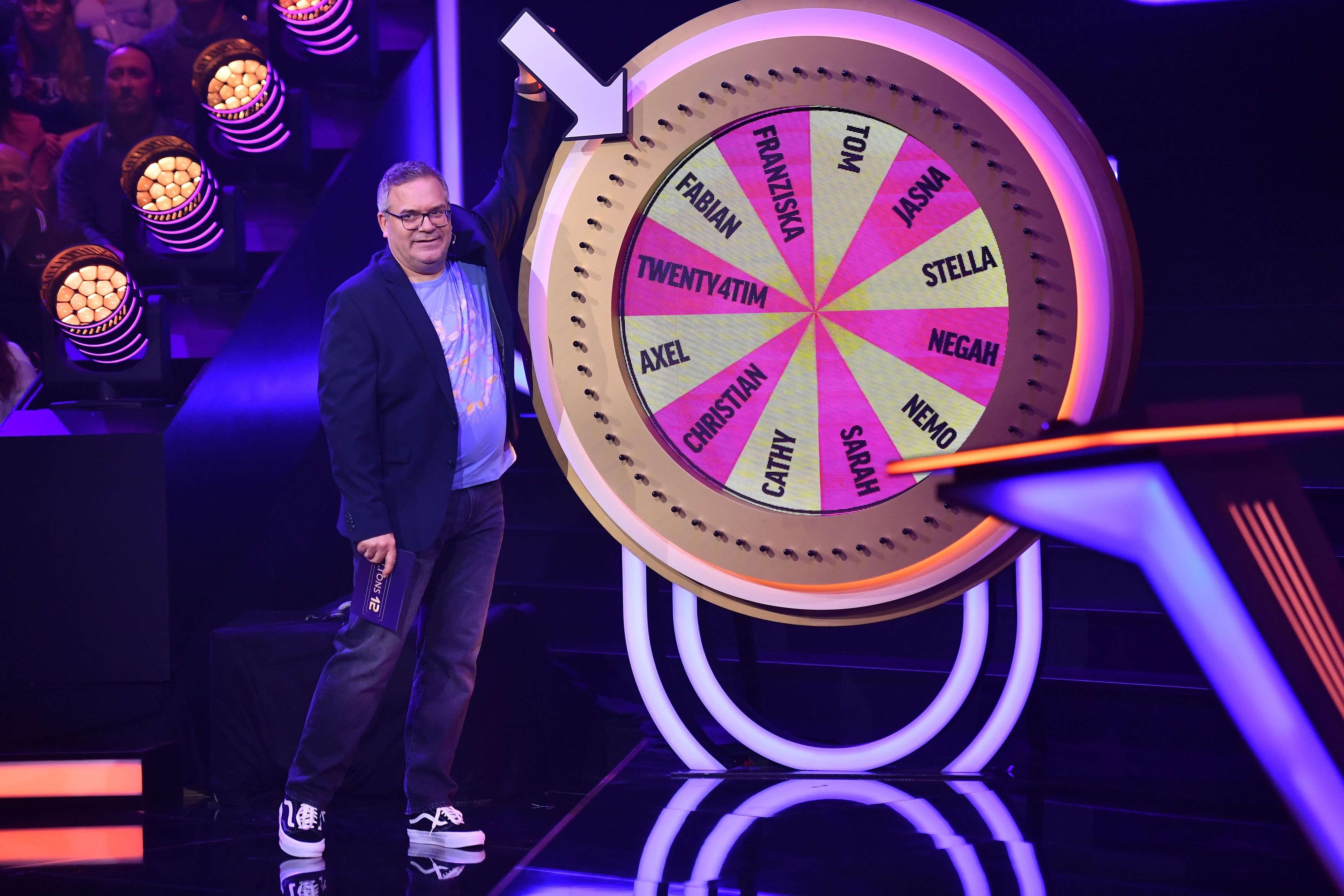 Elton wird die Show moderieren.