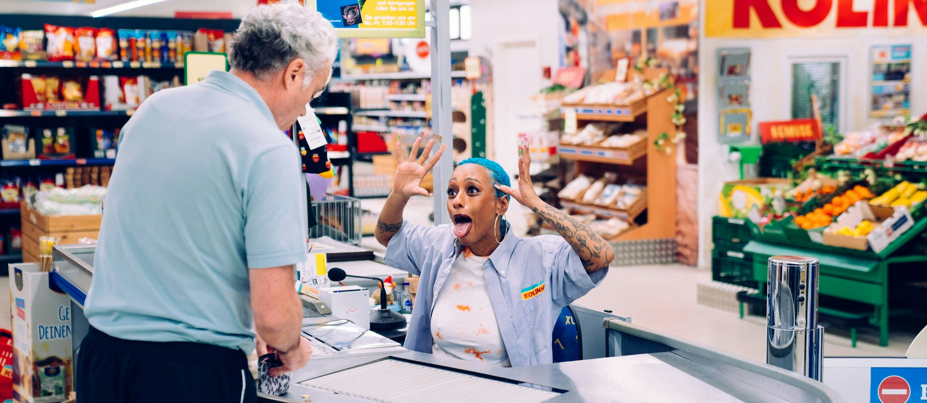 Wäre auch in der Serie lieber Rapperin geworden: die deutsche Rap-Sängerin Nura Habib Omer als Supermarkt-Kassiererin Flora in "Die Discounter"