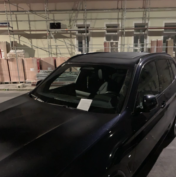 Wie bei den bisherigen Aktionen wurden an den Windschutzscheiben der betroffenen SUVs Nachrichten hinterlassen.