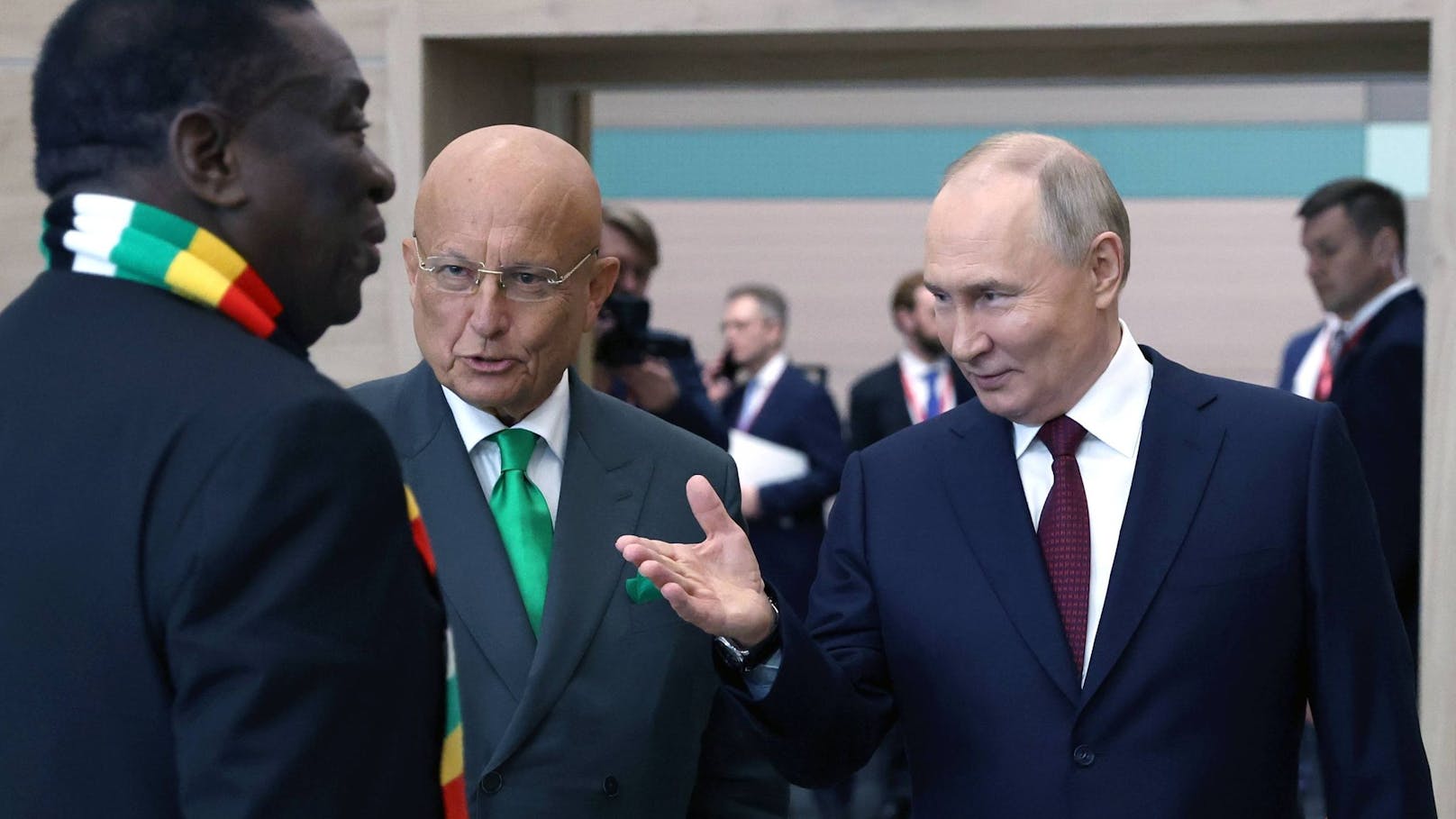 Wladimir Putin und Sergei Karaganow (m.) beim Wirtschaftsforum in St. Petersburg im Juni 2024.