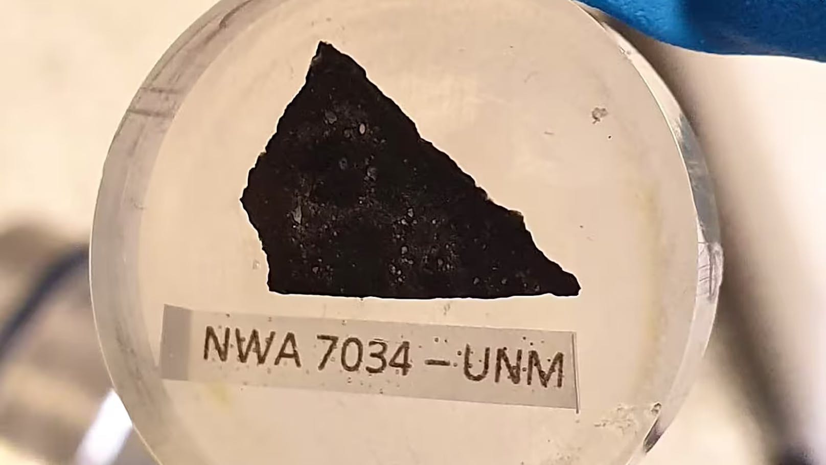 Das geht aus der Analyse des Minerals Zirkon im Mars-Meteoriten NWA 7034 hervor. NWA steht für Nordwestafrika. Und damit für die Region, in der er 2011 entdeckt wurde.