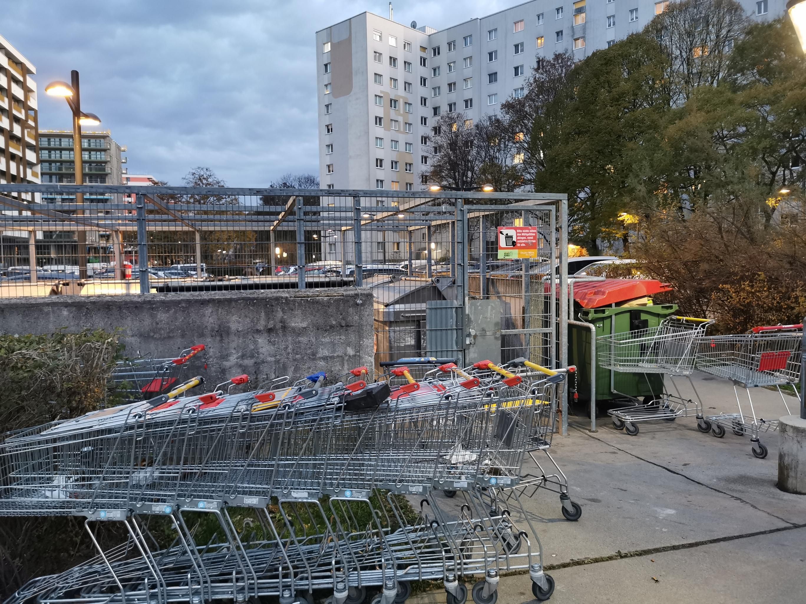 Wagerl-Warteschlange? Nein, hier gibt es keinen Supermarkt in Wien – dafür jede Mange abgestellte Einkaufswägen.