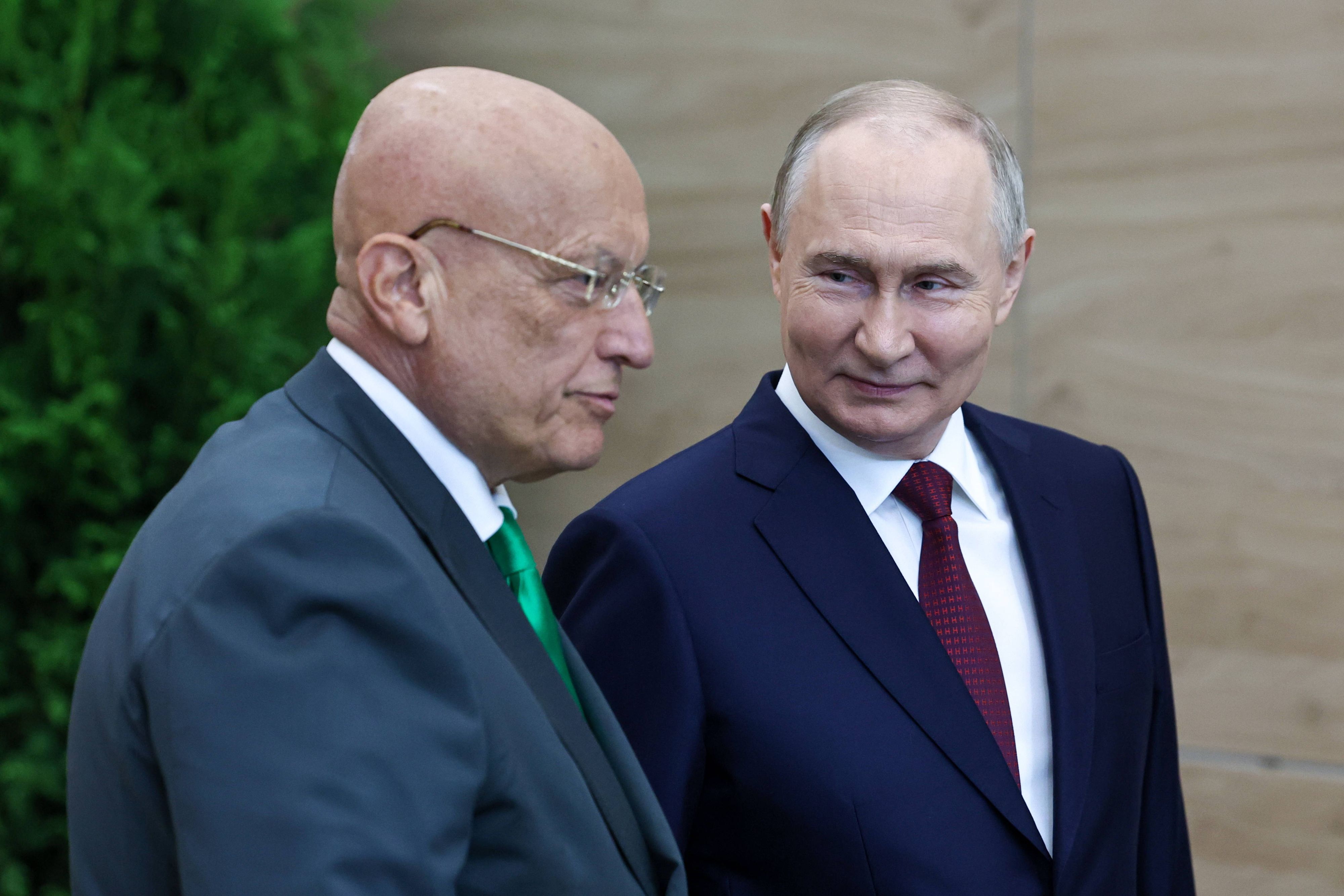 Wladimir Putin und Sergei Karaganow (l.) beim Wirtschaftsforum in St. Petersburg im Juni 2024.