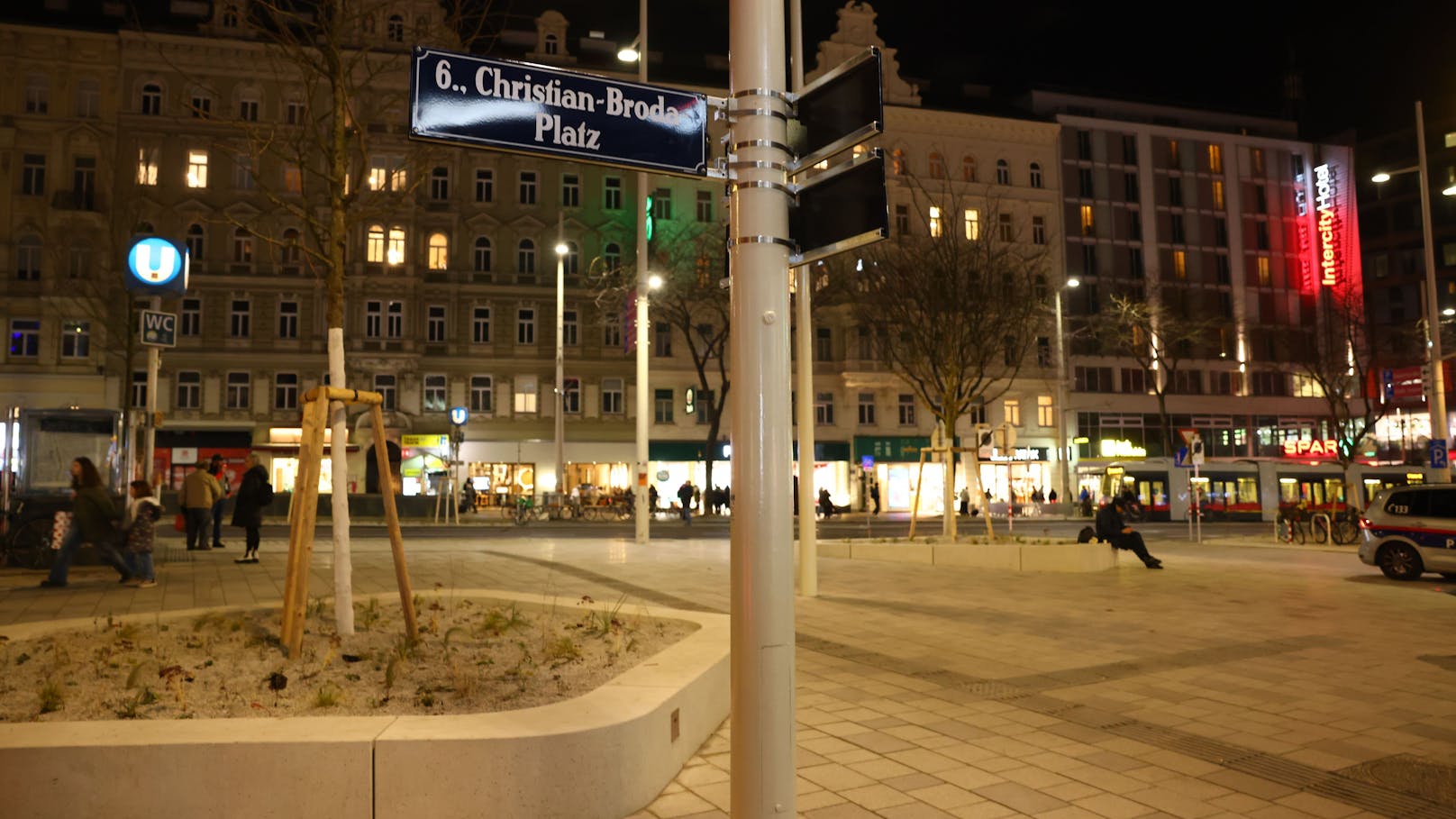 Abendstimmung am Christian-Broda-Platz: Die Neugestaltung ist abgeschlossen, doch die Herausforderungen für Sicherheit und Beleuchtung bleiben.