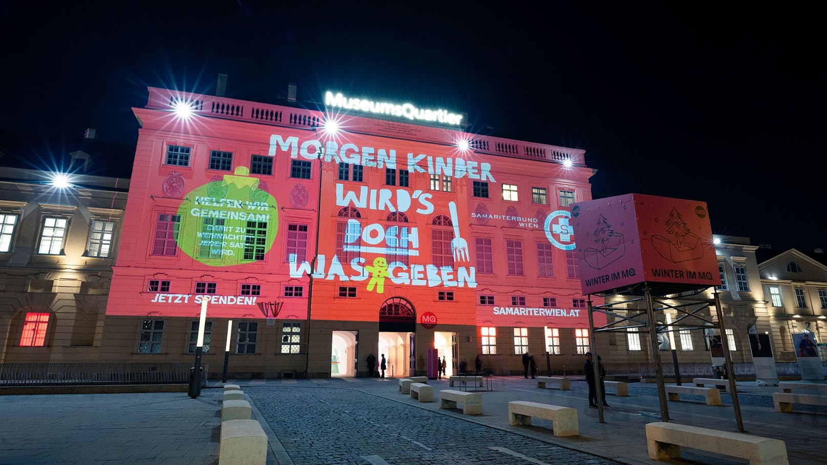 Großformatige Projektionen an der Außenfassade des Museumsquartiers weisen auf das Thema Ernährungsarmut hin.