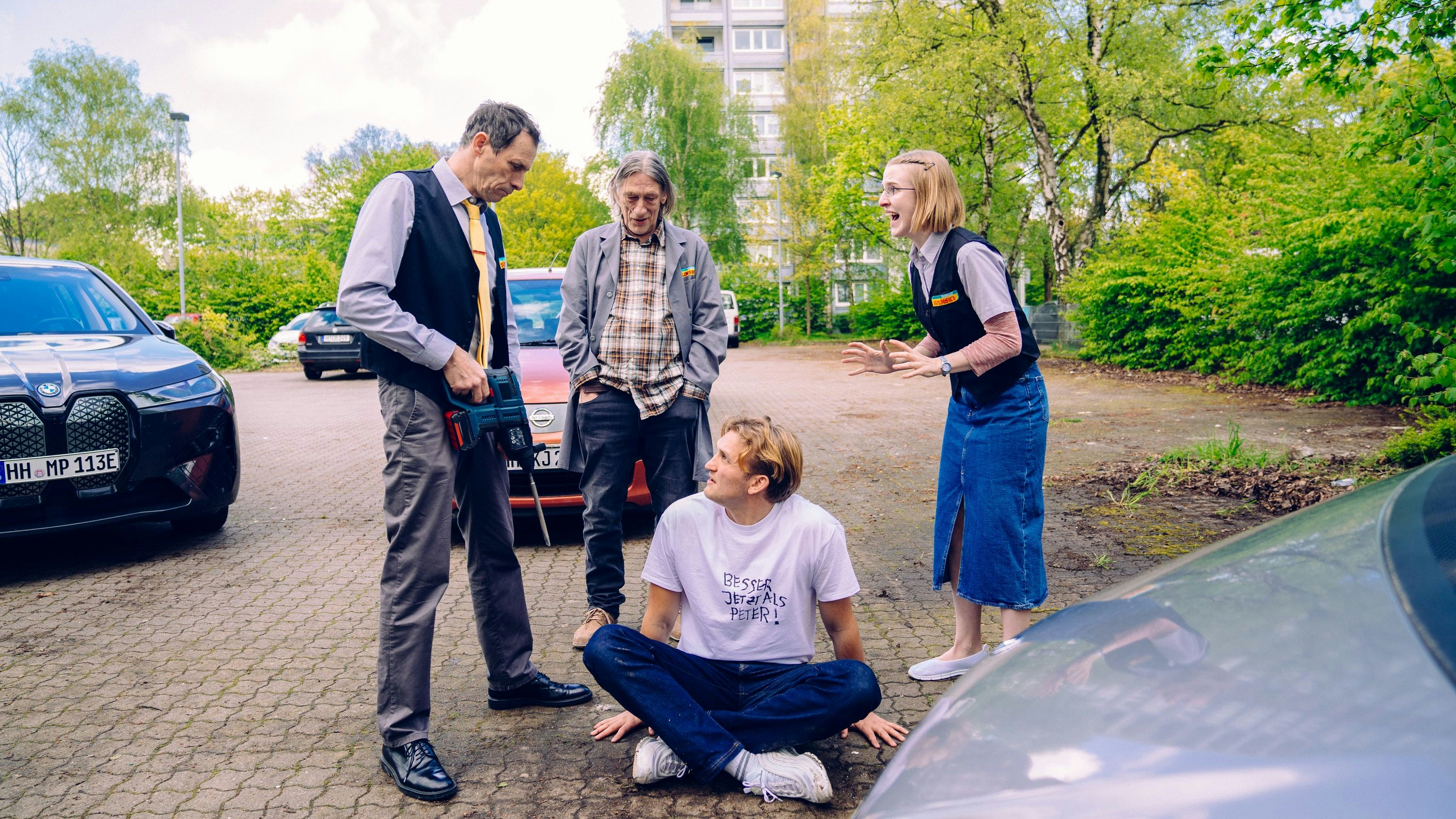 Filialleiter Thorsten (Marc Hosemann, l.) und sein Team im Einsatz am Supermarktparkplatz