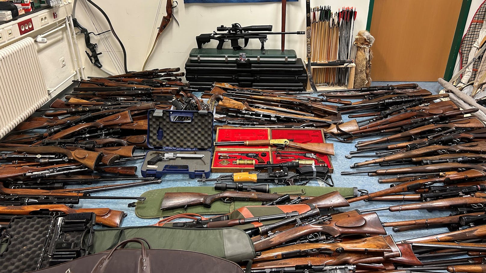 Polizei hebt Waffen-Arsenal in Wiener Wohnung aus