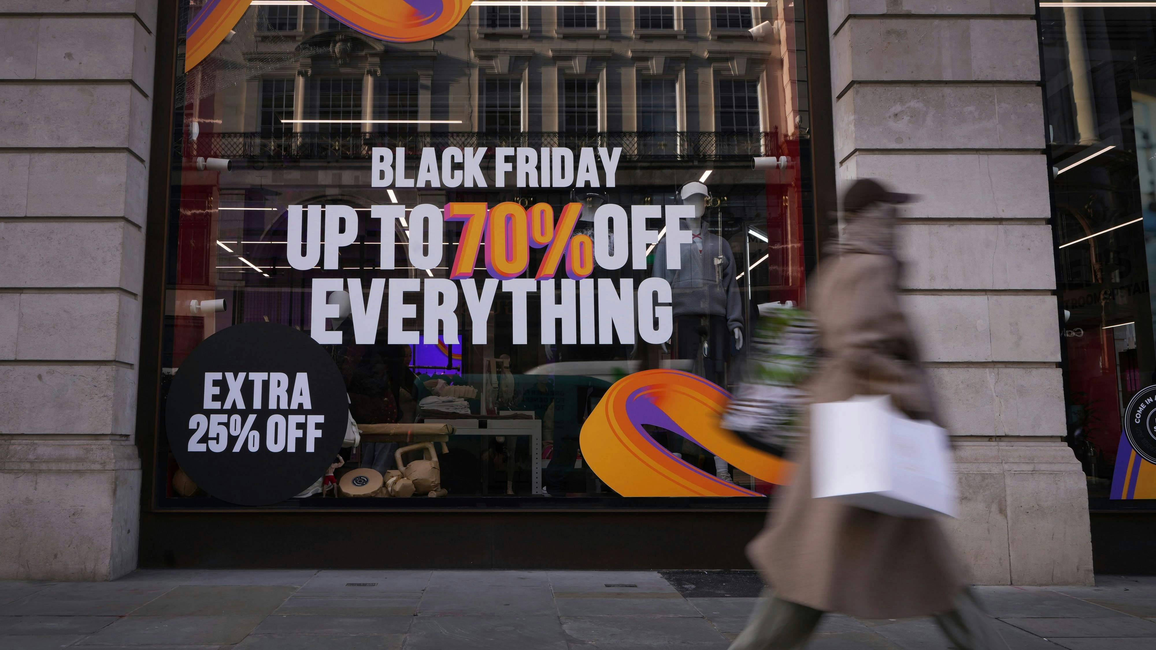 Download von www.picturedesk.com am 28.11.2024 (16:10).  A shopper passes a store advertising a Black Friday Sale on Regent Street in London, Thursday, Nov. 28, 2024. (AP Photo/Kirsty Wigglesworth) - 20241128_PD2726 - Rechteinfo: Rights Managed (RM)