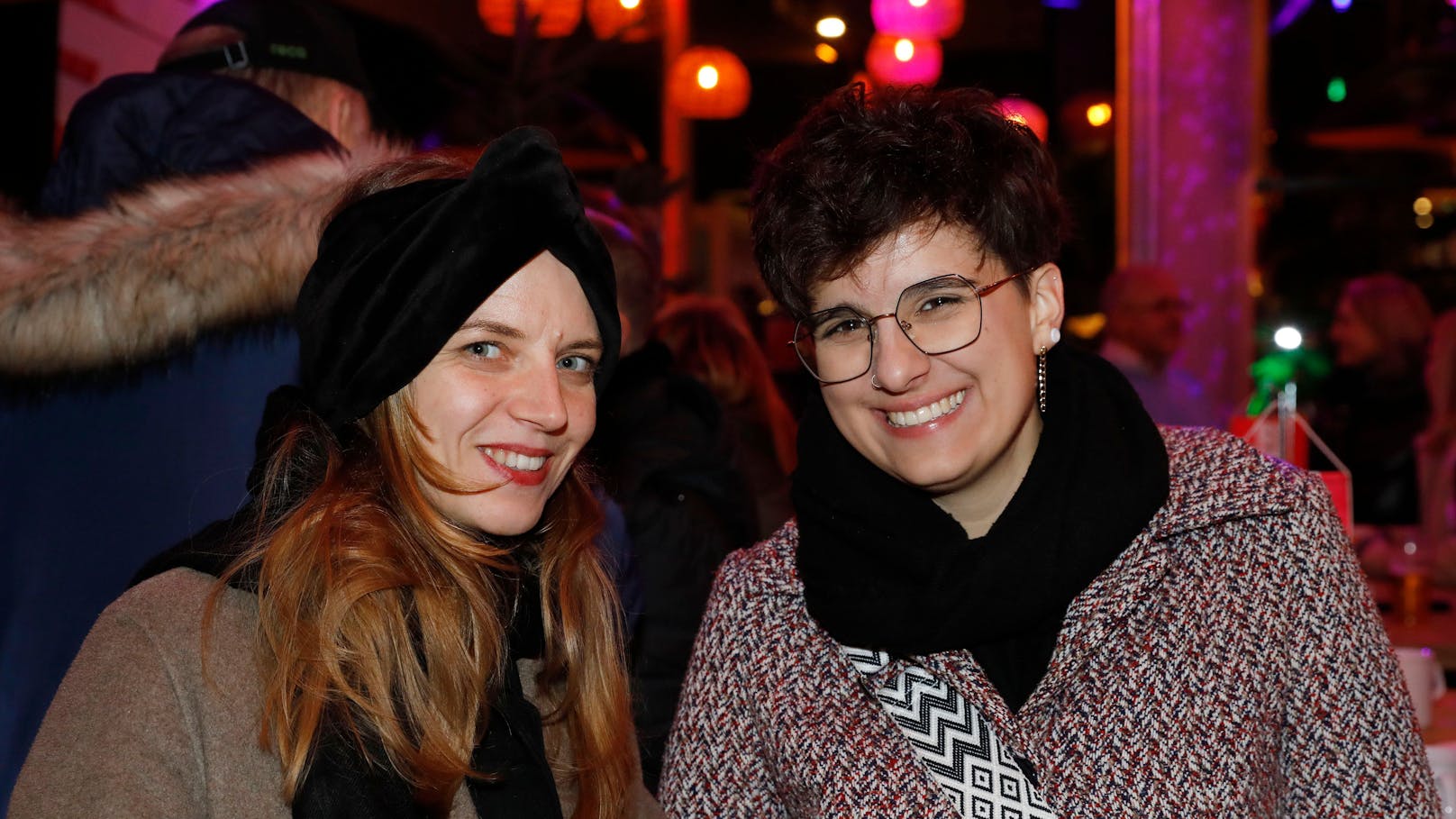 Die wohlverdiente Wahlkampf-Pause: Nora Waldhör (SPÖ Landtagsklub OÖ) und Johanna Lehner (Büro Landesrat Lindner).