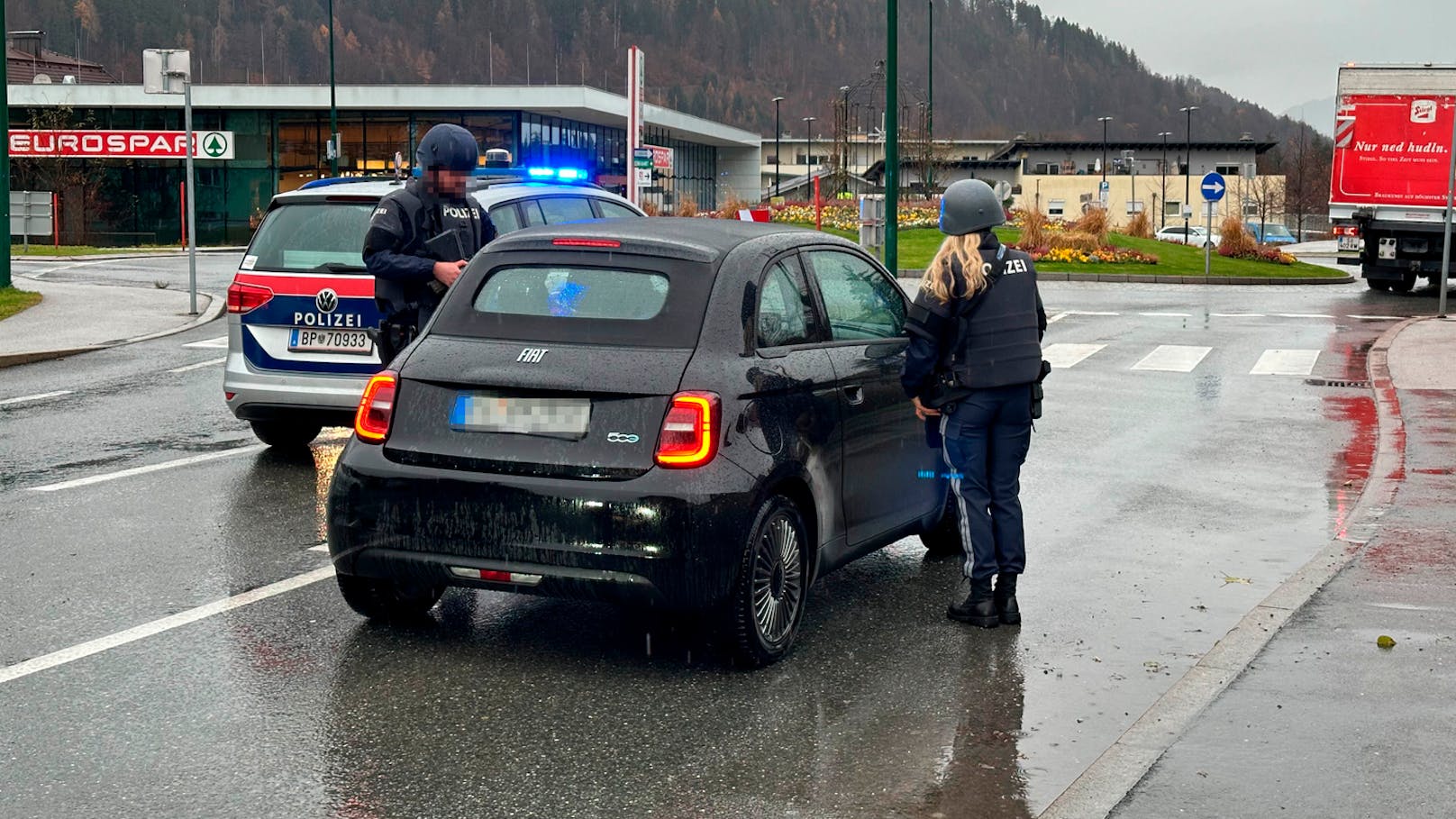 Sofort nach Bekanntwerden des Überfalls startete die Polizei eine Alarmfahndung nach dem flüchtigen Räuber.