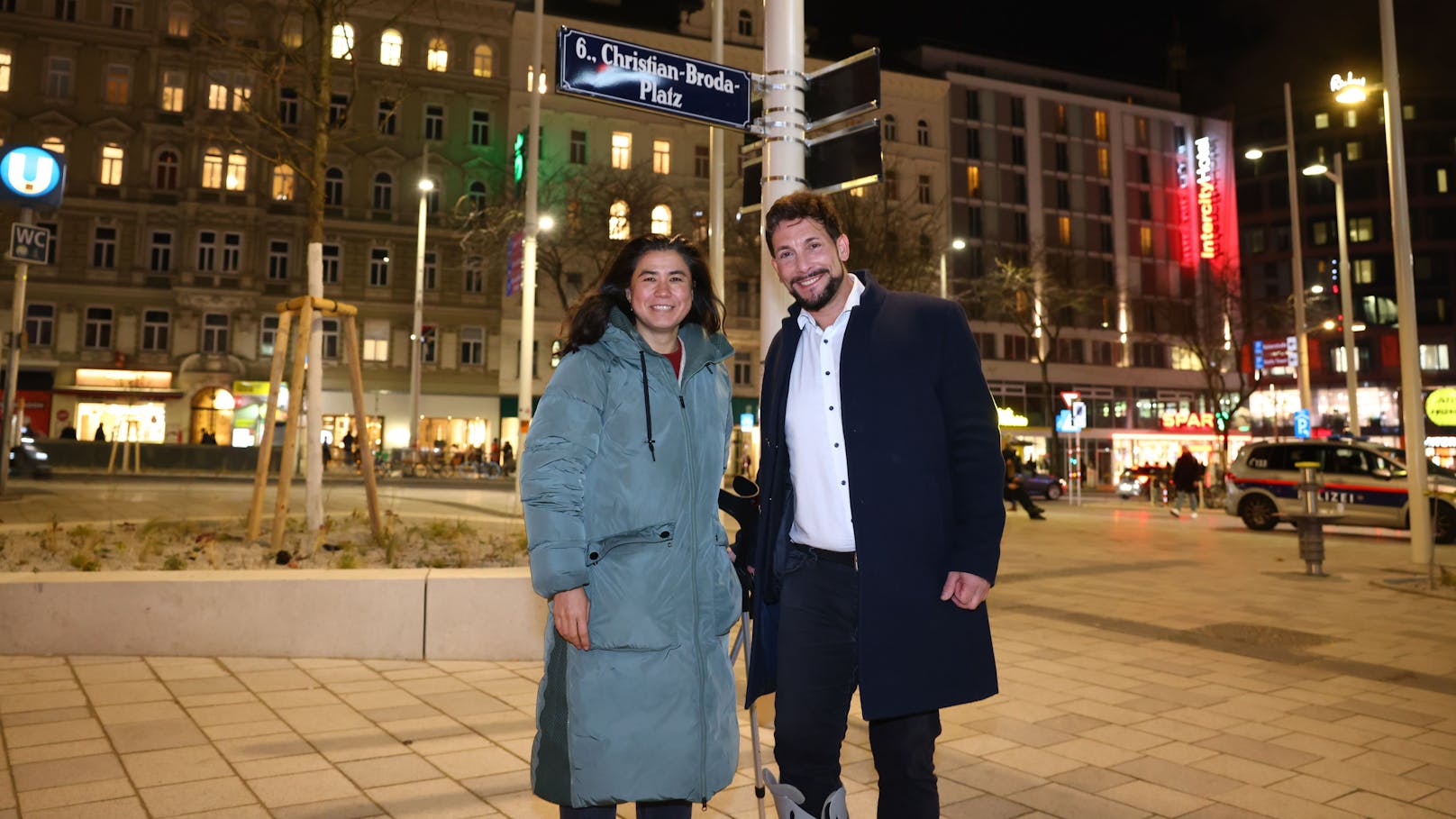 Markus Rumelhart (SPÖ-Bezirksvorsteher Mariahilf)&nbsp; vor dem Straßenschild des Christian-Broda-Platzes