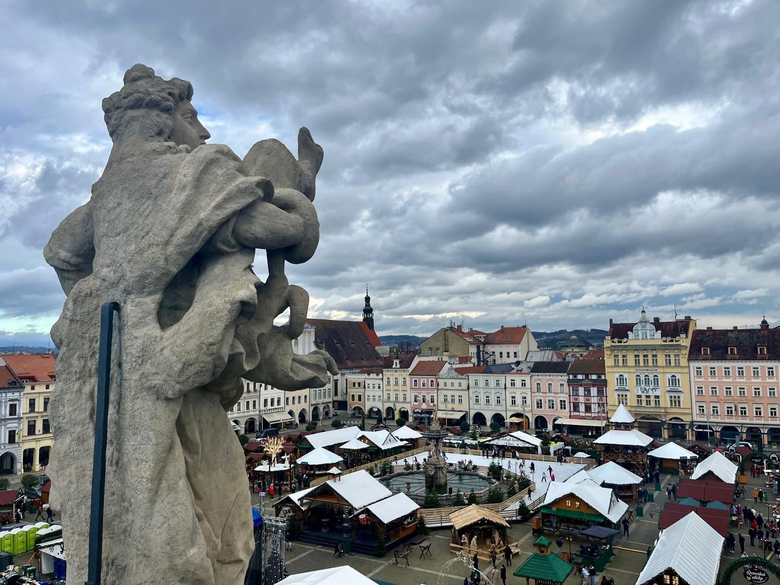 Der malerische Stadtplatz von Budweis beherbergt bis 6. Jänner einen stimmungsvollen Adventmarkt.