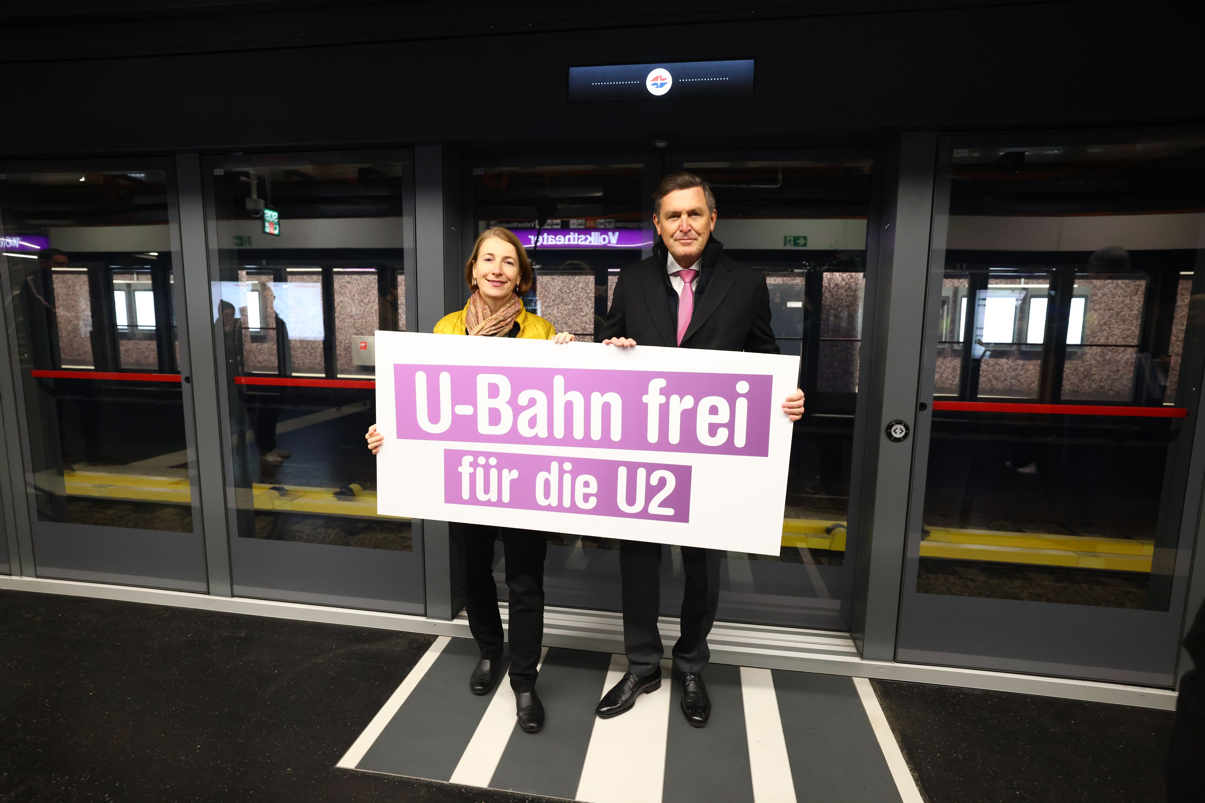 Gudrun Senk, technische Geschäftsführerin der Wiener Linien, und Öffi-Stadtrat Peter Hanke