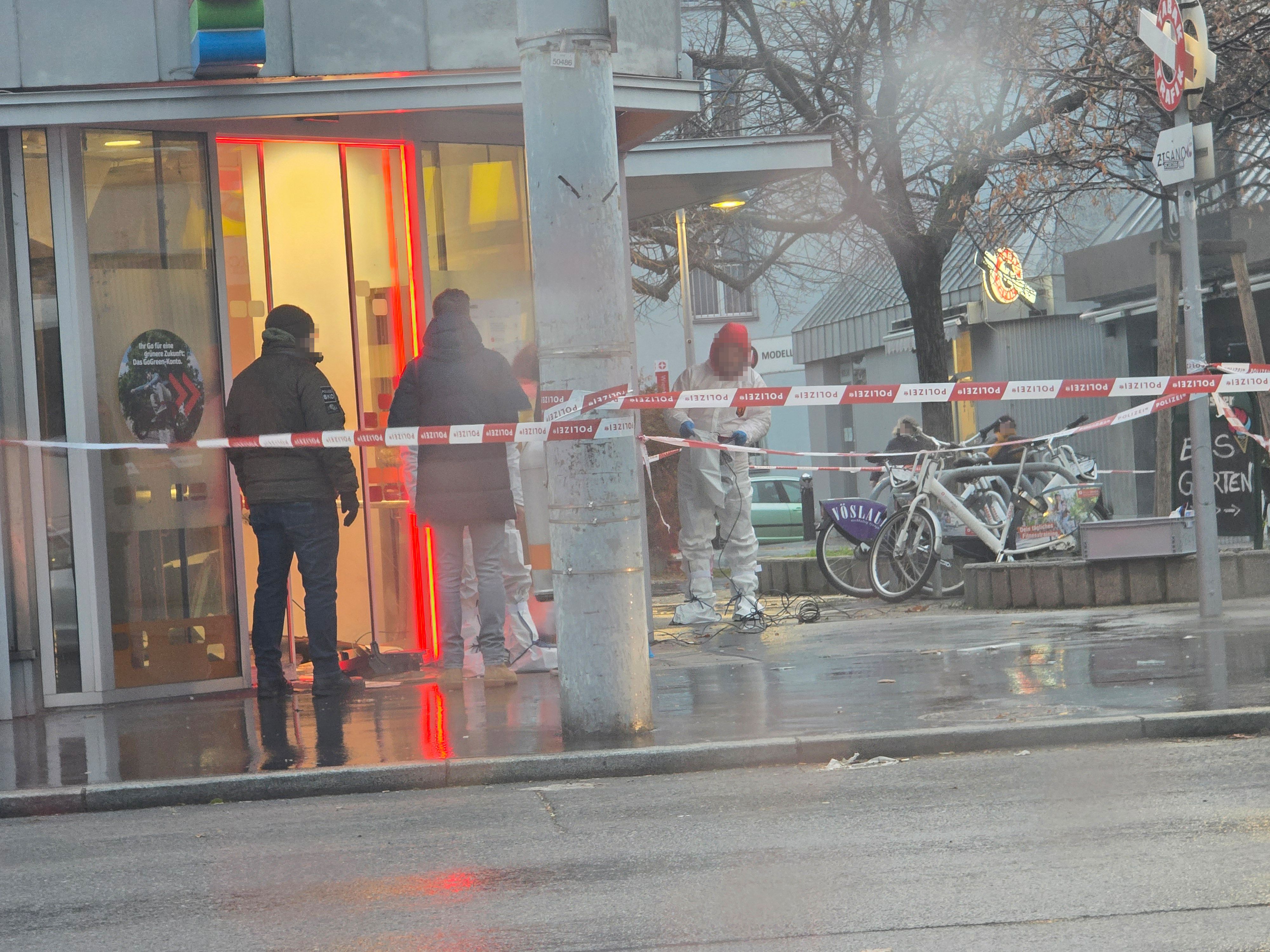 Die Spurensicherung ist vorort, die Bankfiliale ist gesperrt.